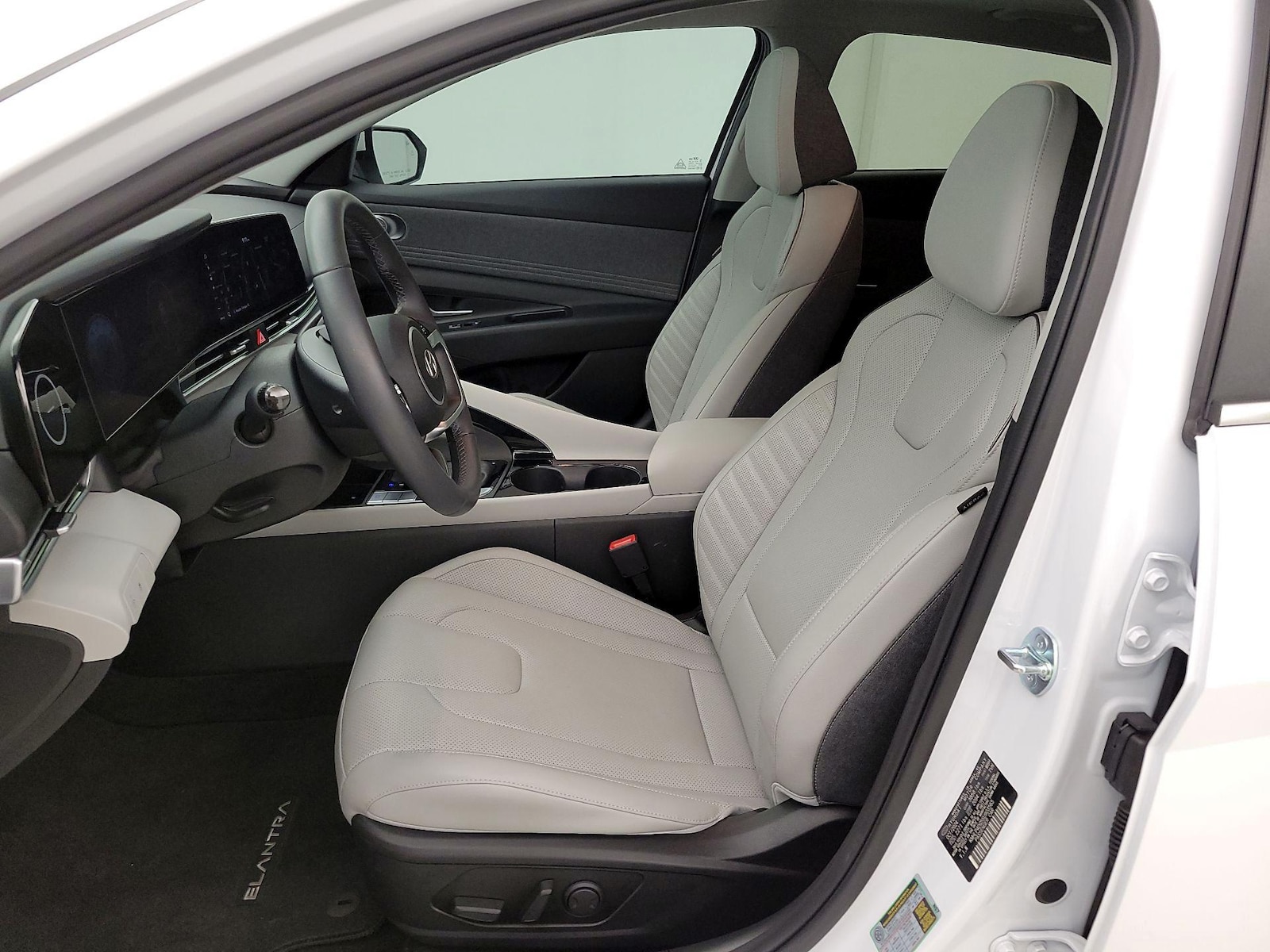 2025 Hyundai Elantra Limited - Photo 12
