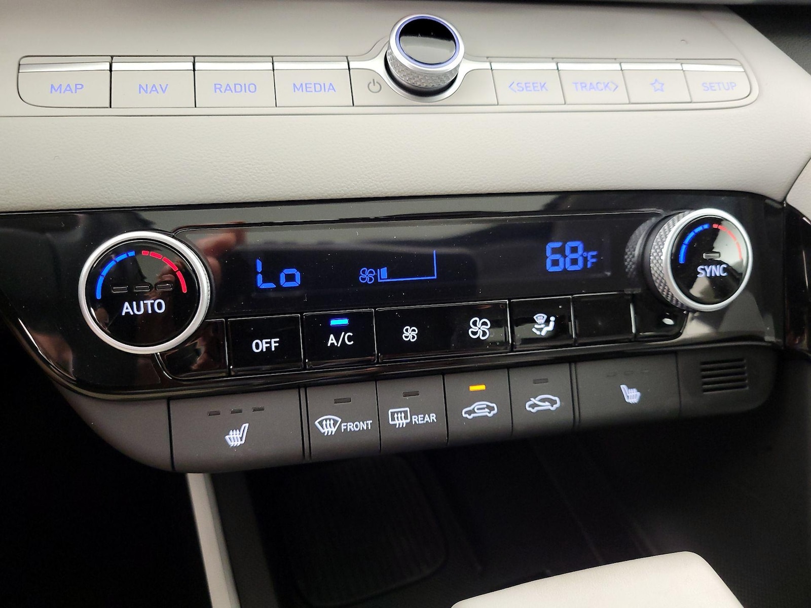 2025 Hyundai Elantra Limited - Photo 18