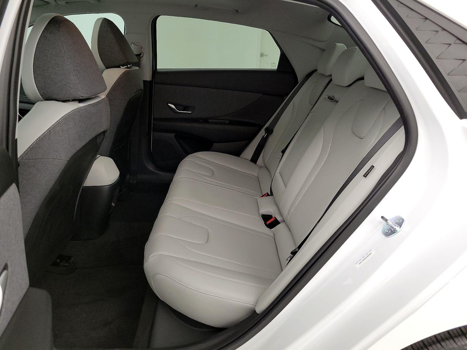 2025 Hyundai Elantra Limited - Photo 22