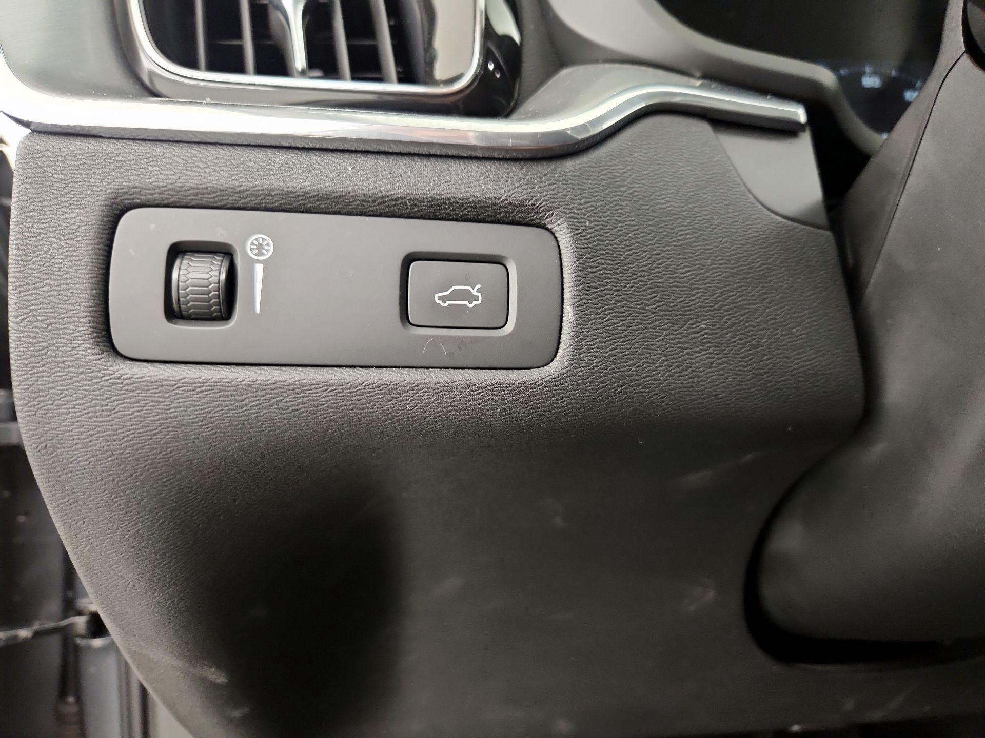 Thumbnail: 2019 Volvo XC60 - 13