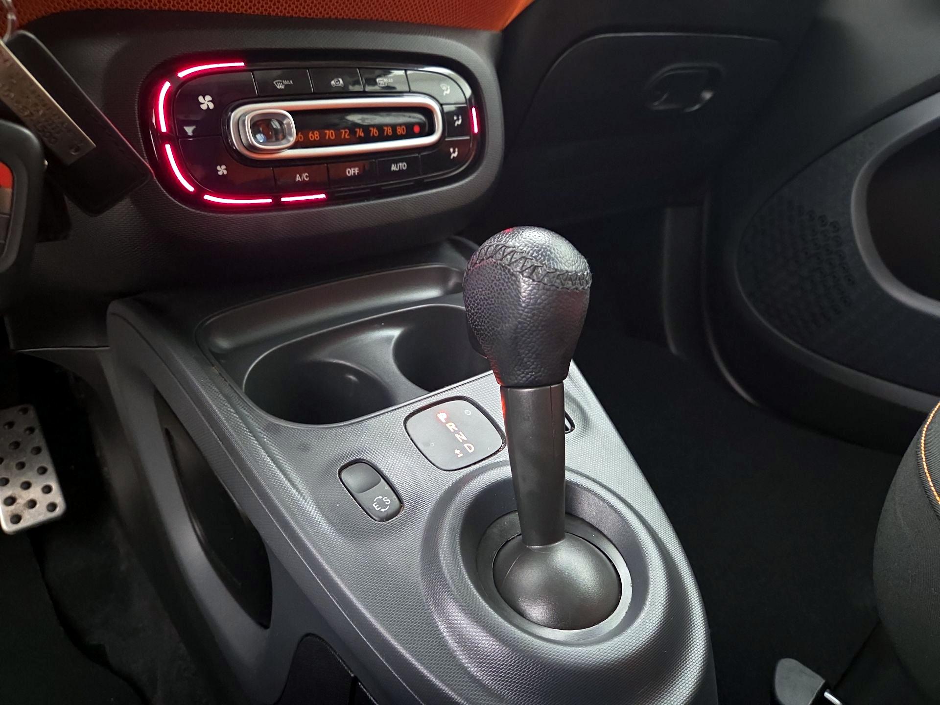 Thumbnail: 2016 smart fortwo - 16