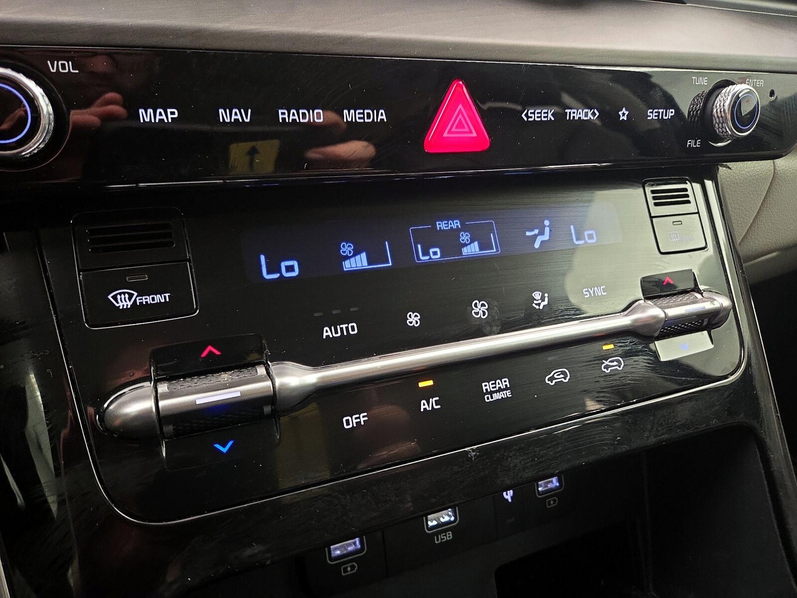 2022 Kia Carnival EX - Photo 18