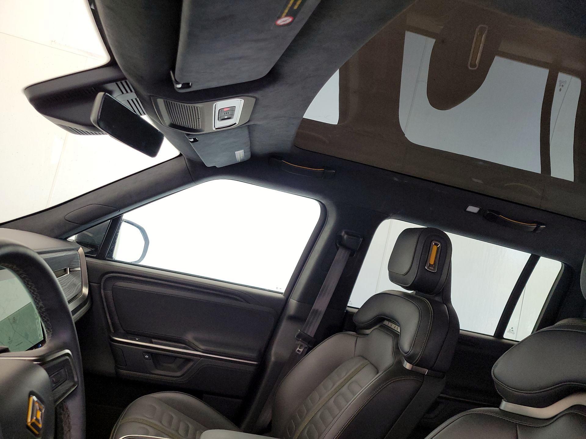 Thumbnail: 2025 Rivian R1S - 18