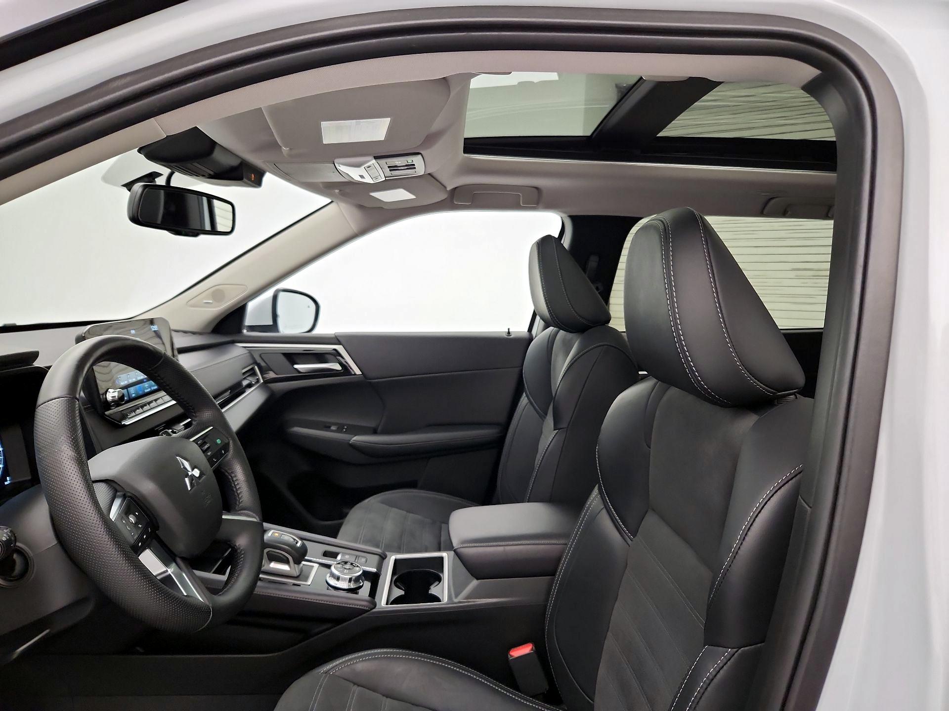 Thumbnail: 2024 Mitsubishi Outlander - 19