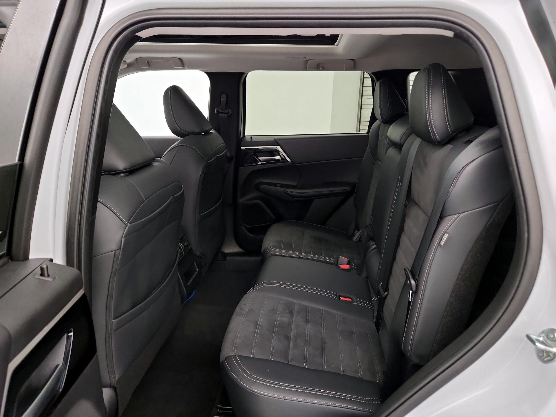 Thumbnail: 2024 Mitsubishi Outlander - 20