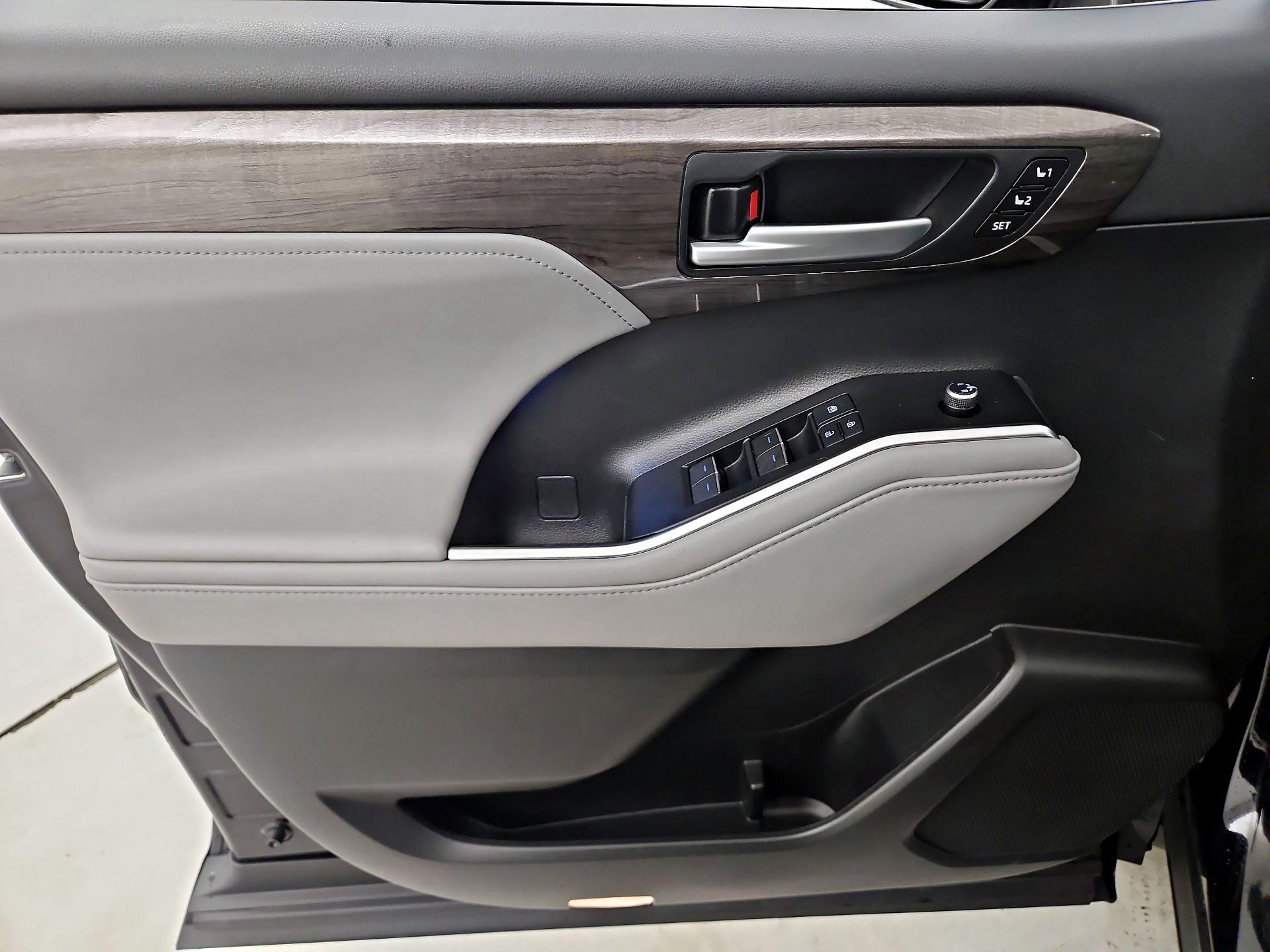 Thumbnail: 2021 Toyota Highlander - 12