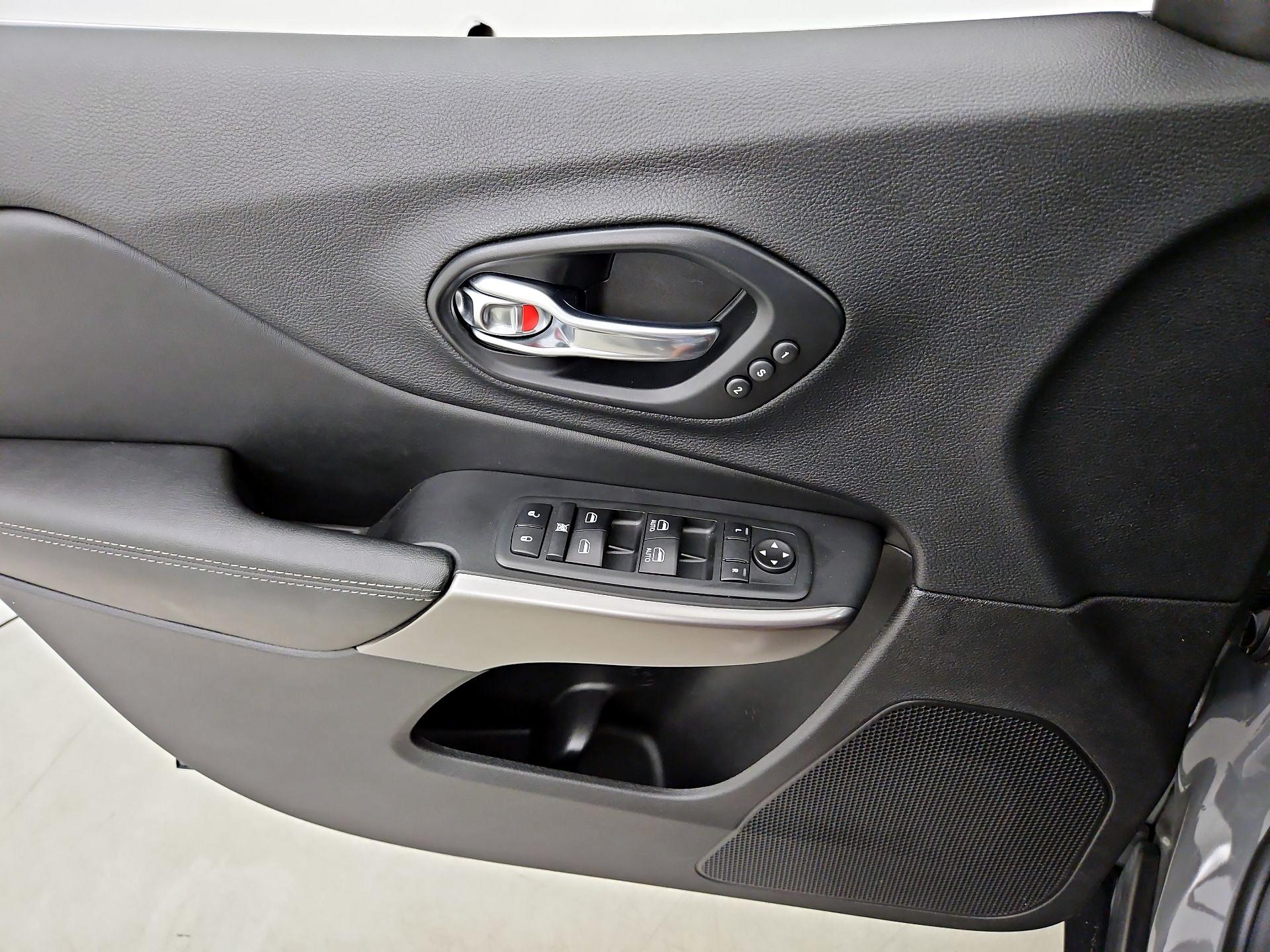 Thumbnail: 2021 Jeep Cherokee - 12