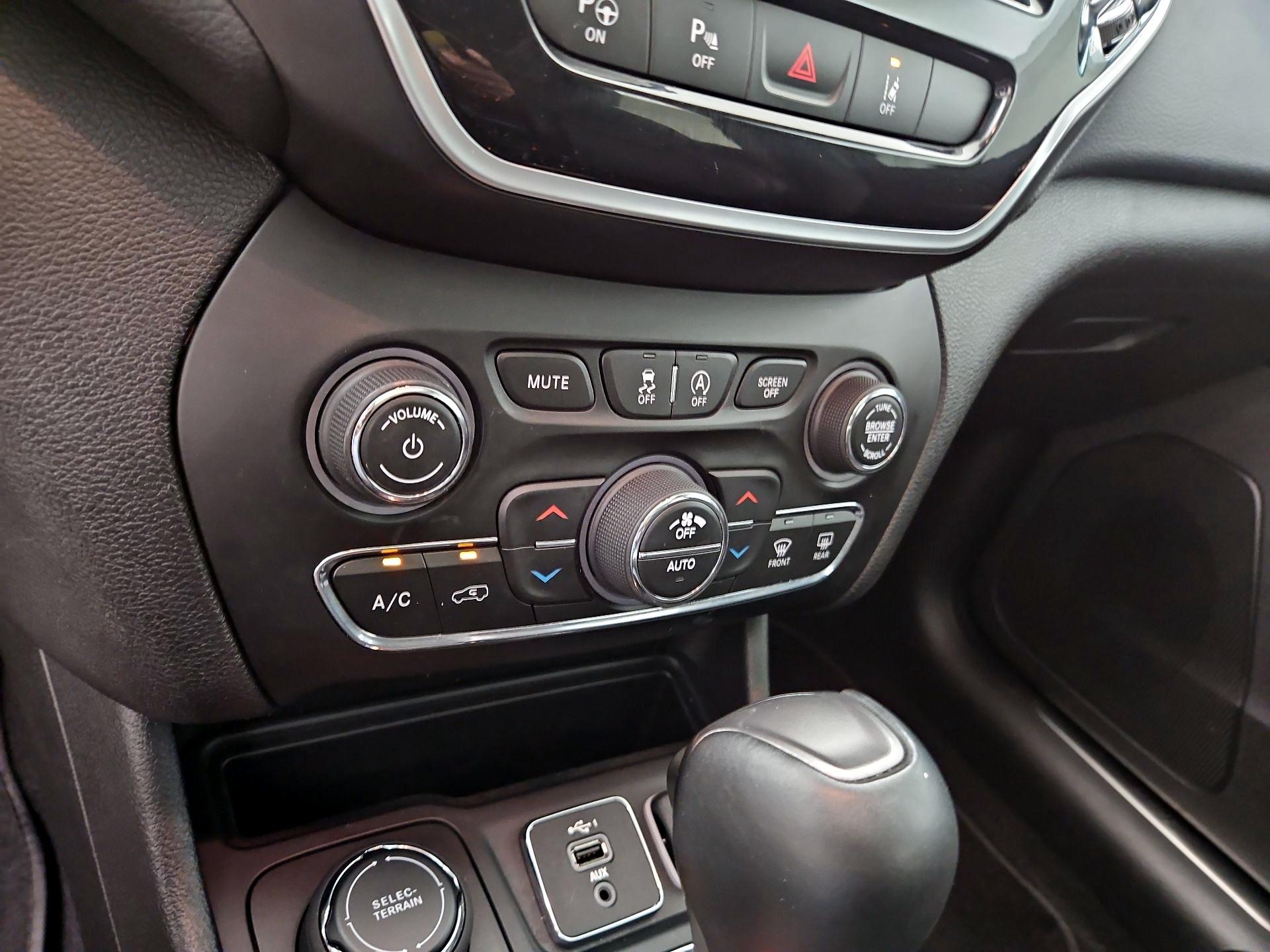 Thumbnail: 2021 Jeep Cherokee - 17