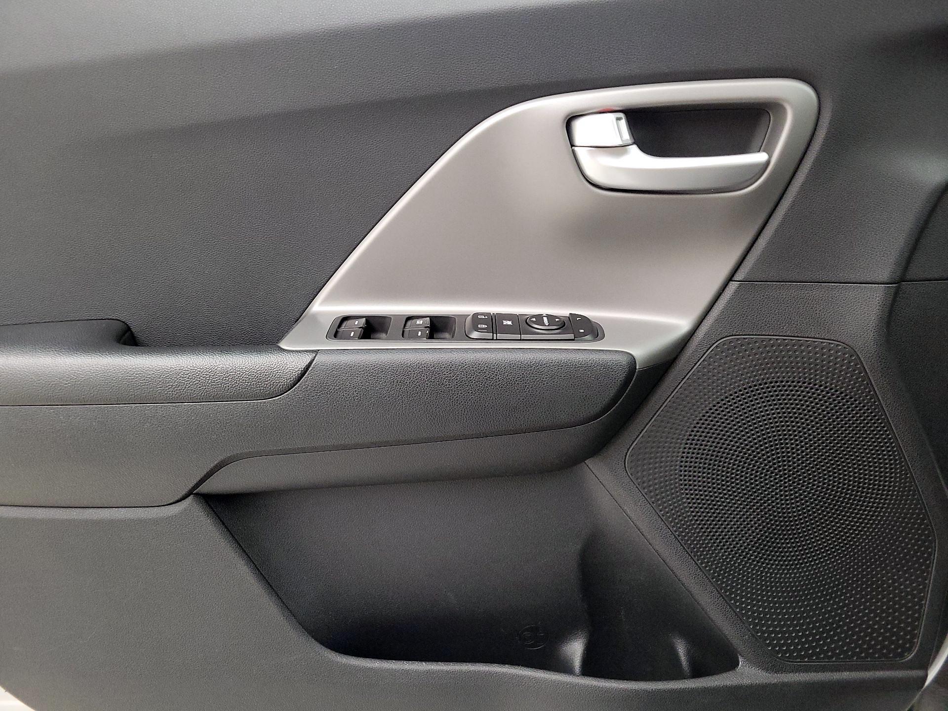 Thumbnail: 2019 Kia Niro - 10