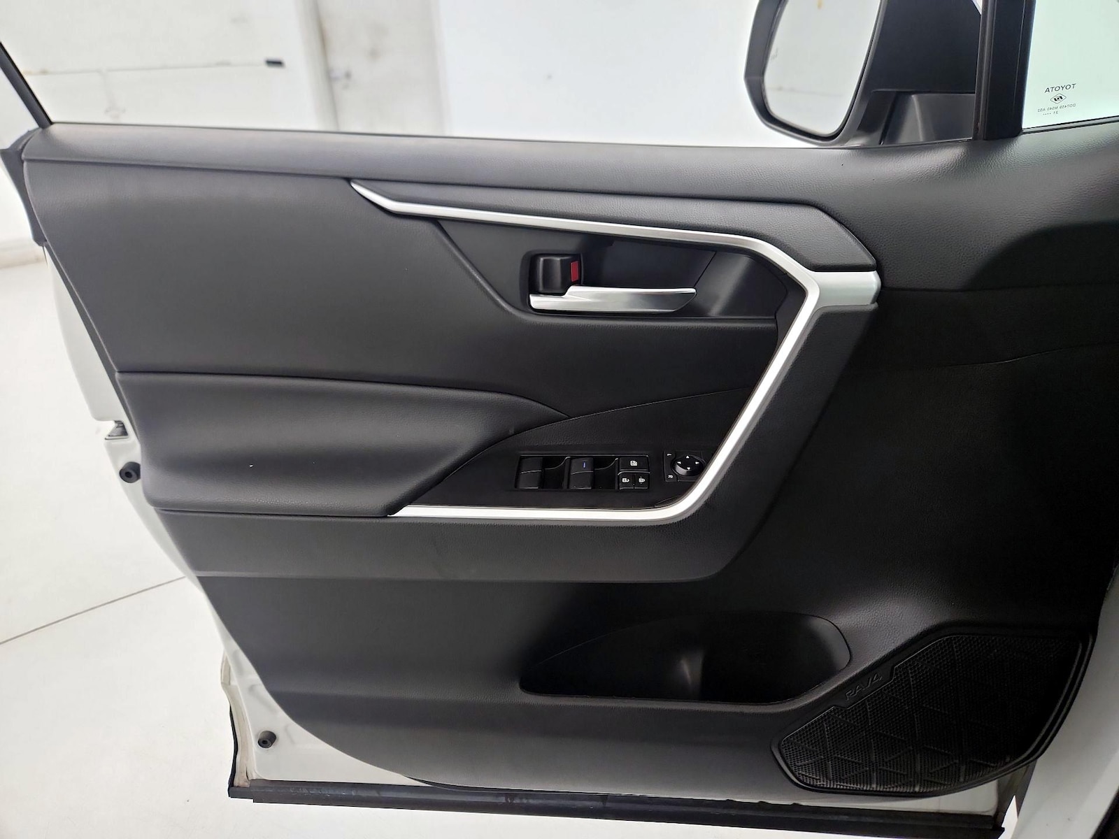 2021 Toyota RAV4 XLE - Photo 13