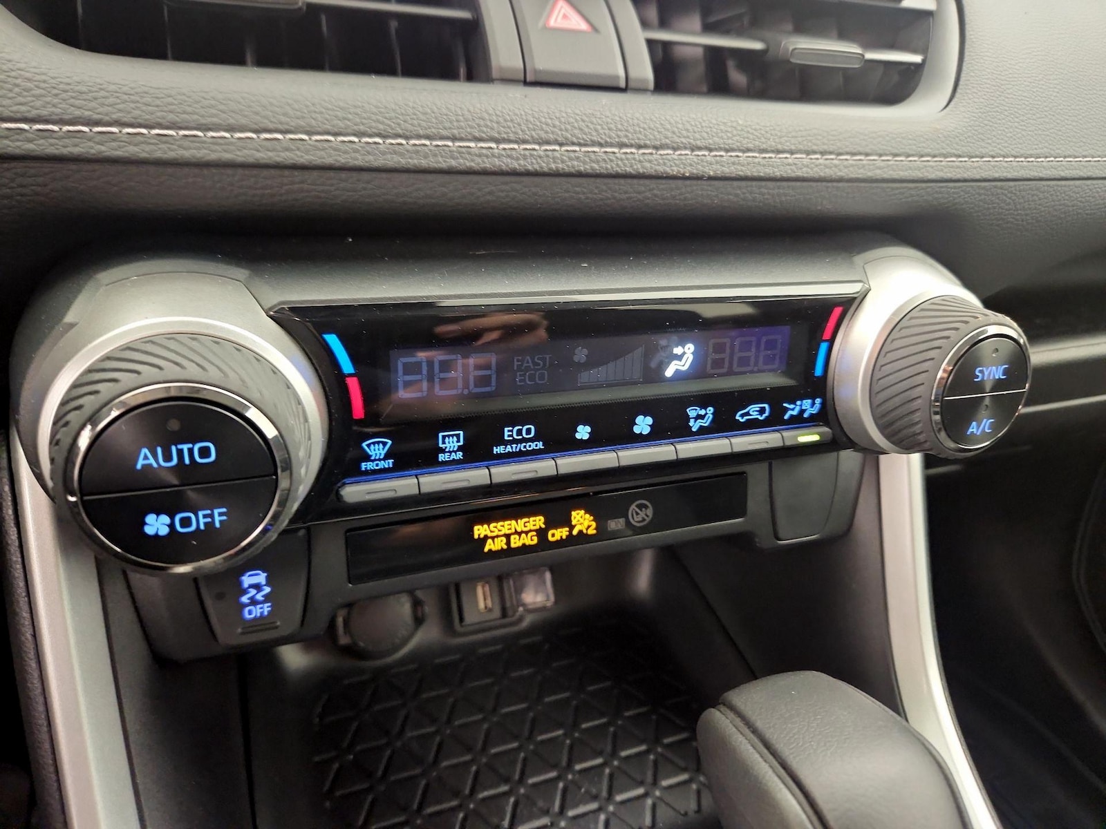 2021 Toyota RAV4 XLE - Photo 17
