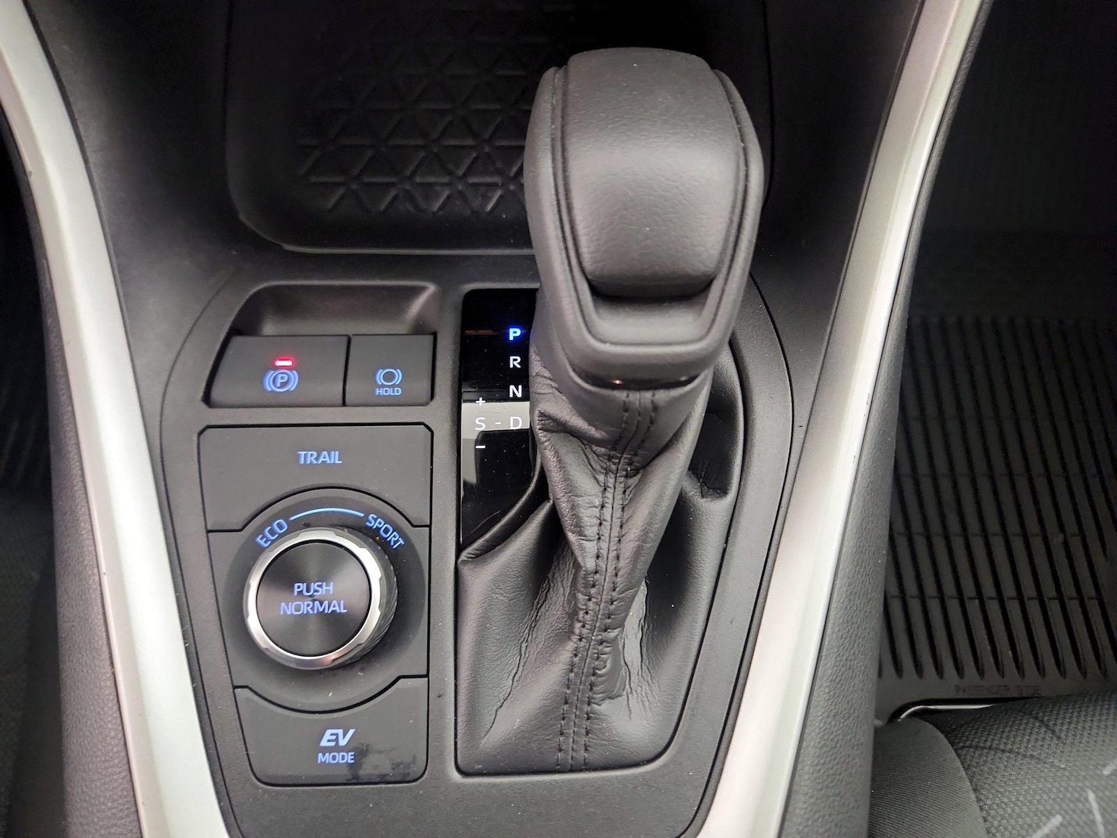 2021 Toyota RAV4 XLE - Photo 18