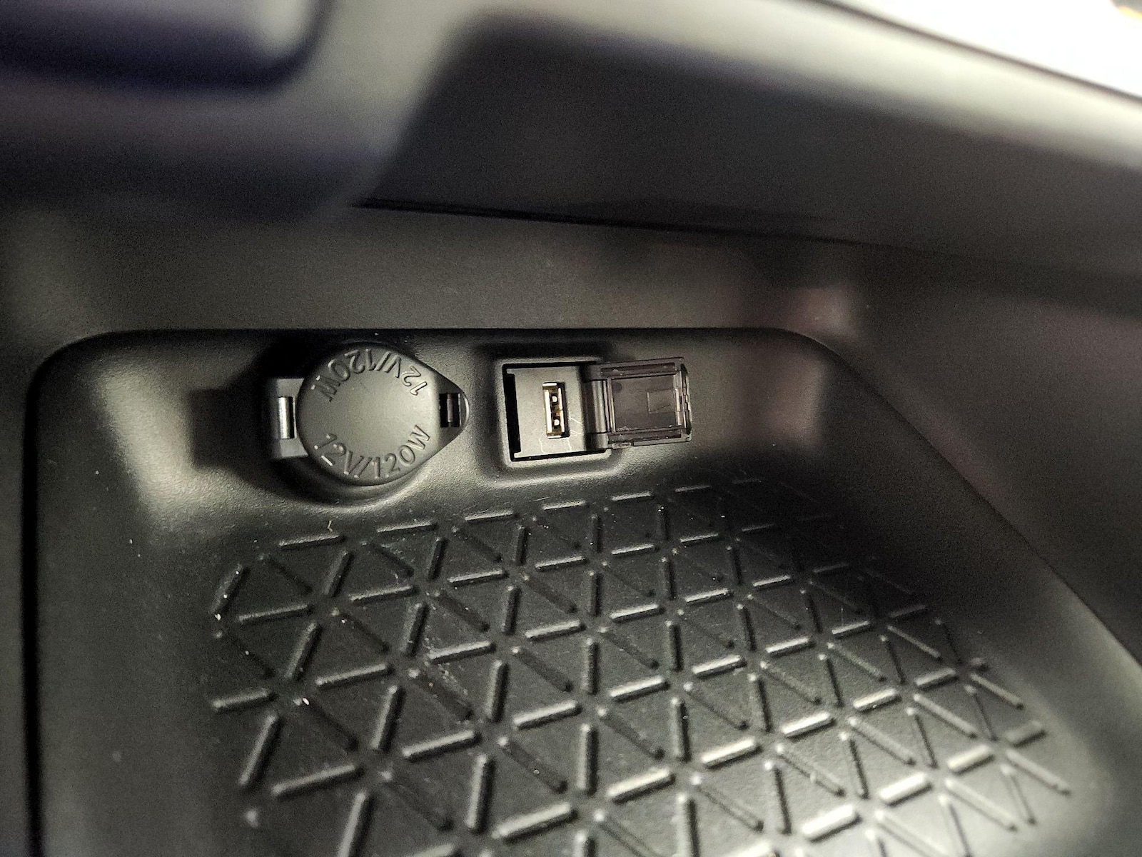 2021 Toyota RAV4 XLE - Photo 19