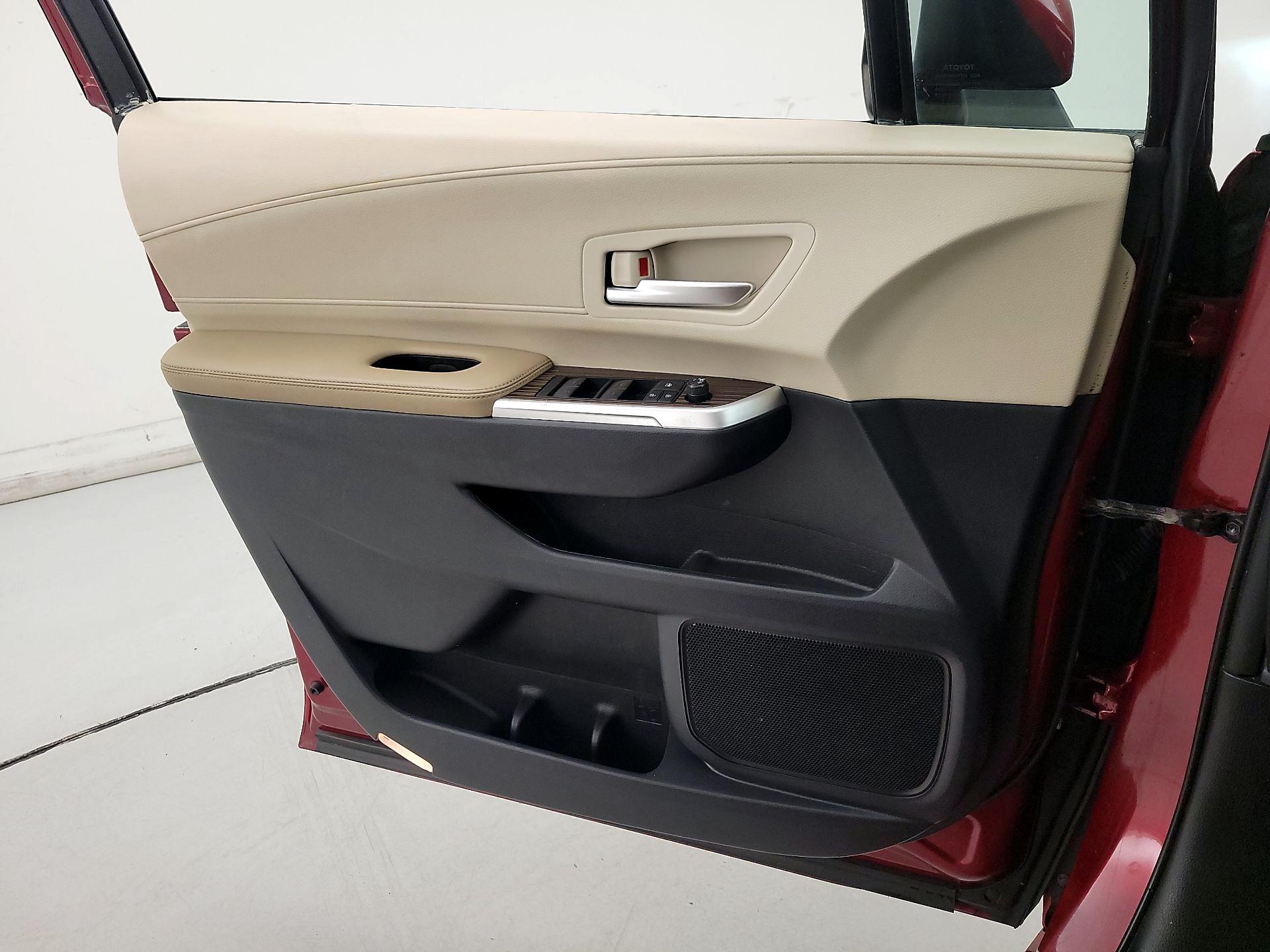 Thumbnail: 2021 Toyota Sienna - 12