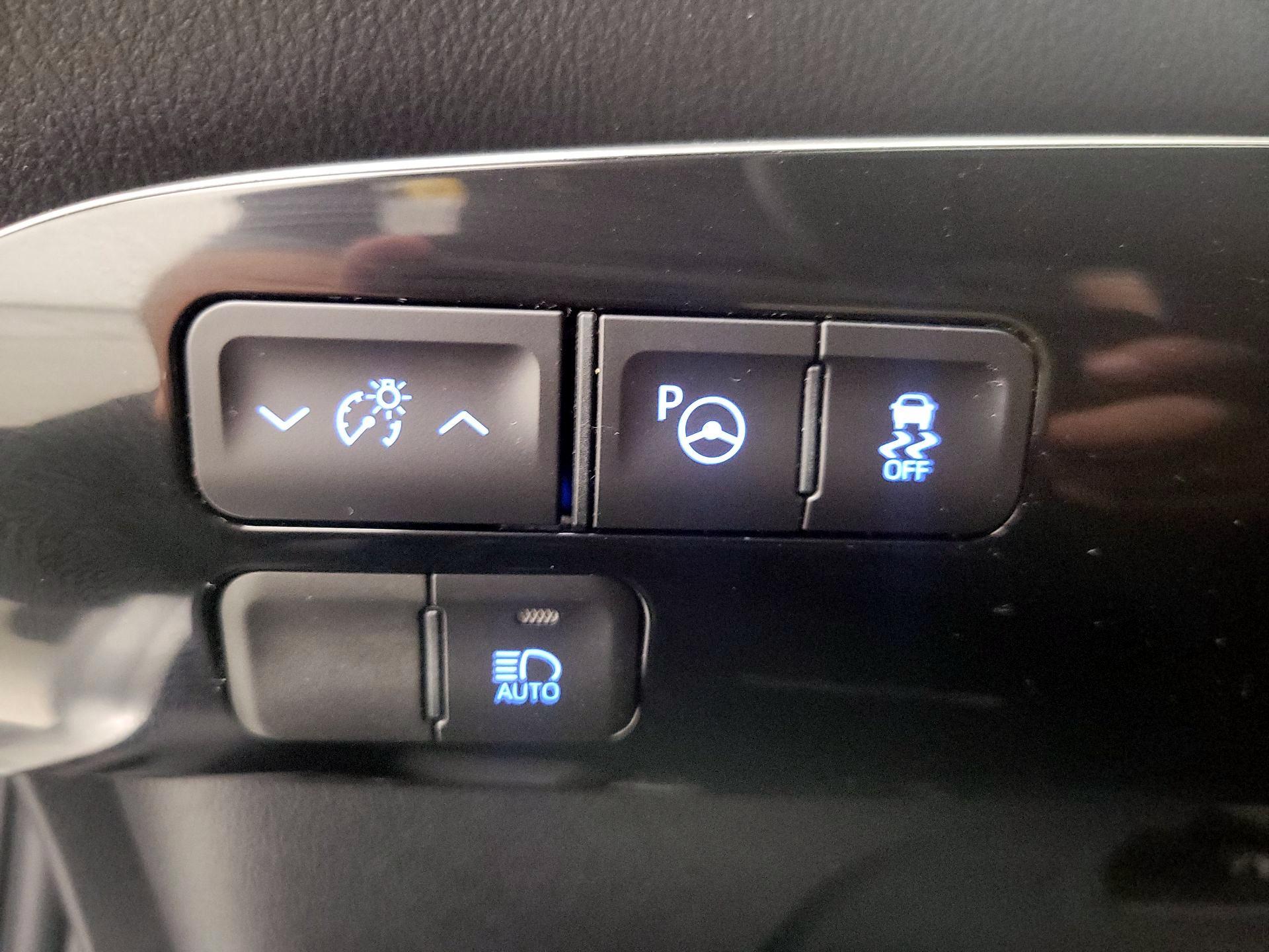 Thumbnail: 2018 Toyota Prius - 13