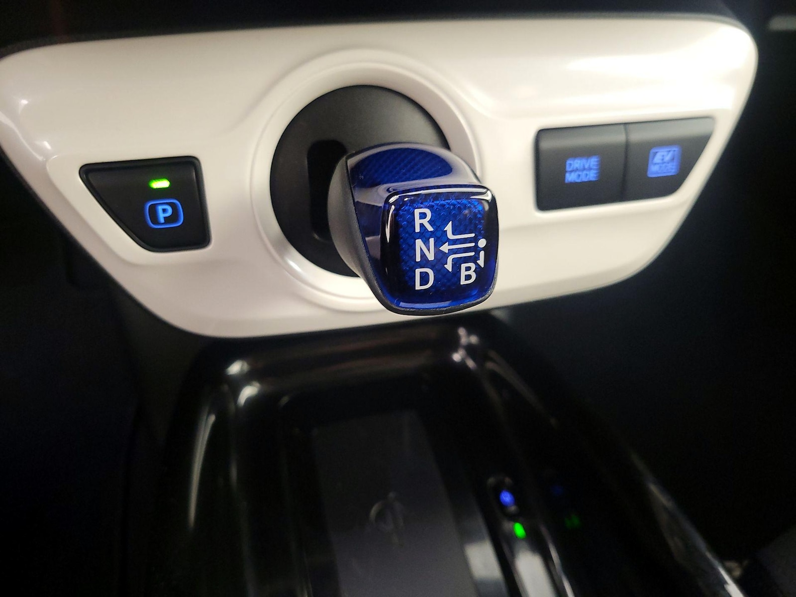 2018 Toyota Prius Three - Photo 18