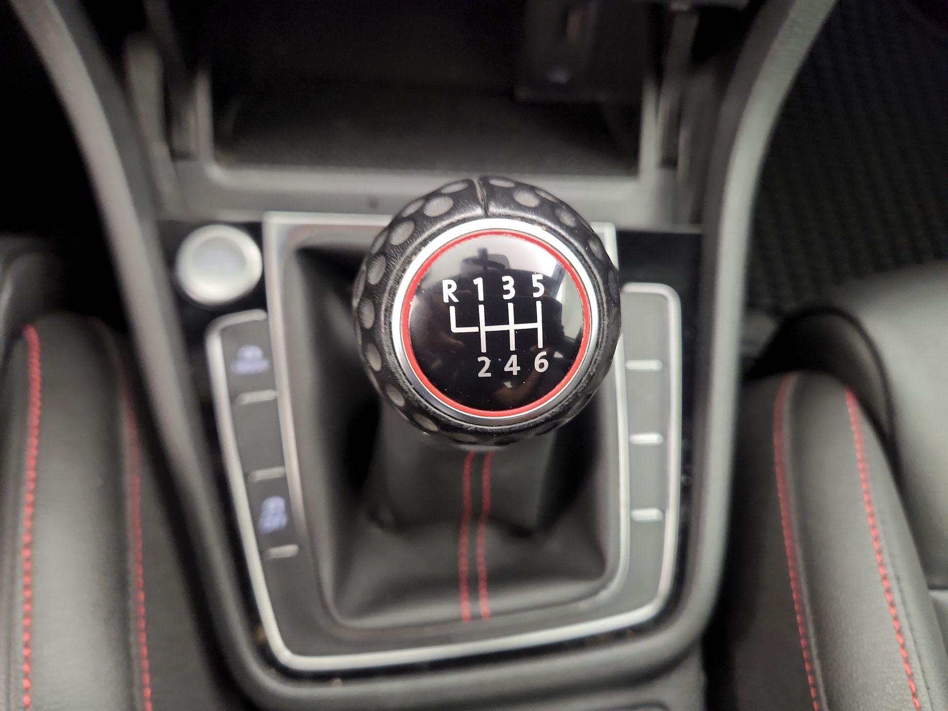 Thumbnail: 2019 Volkswagen Golf - 17