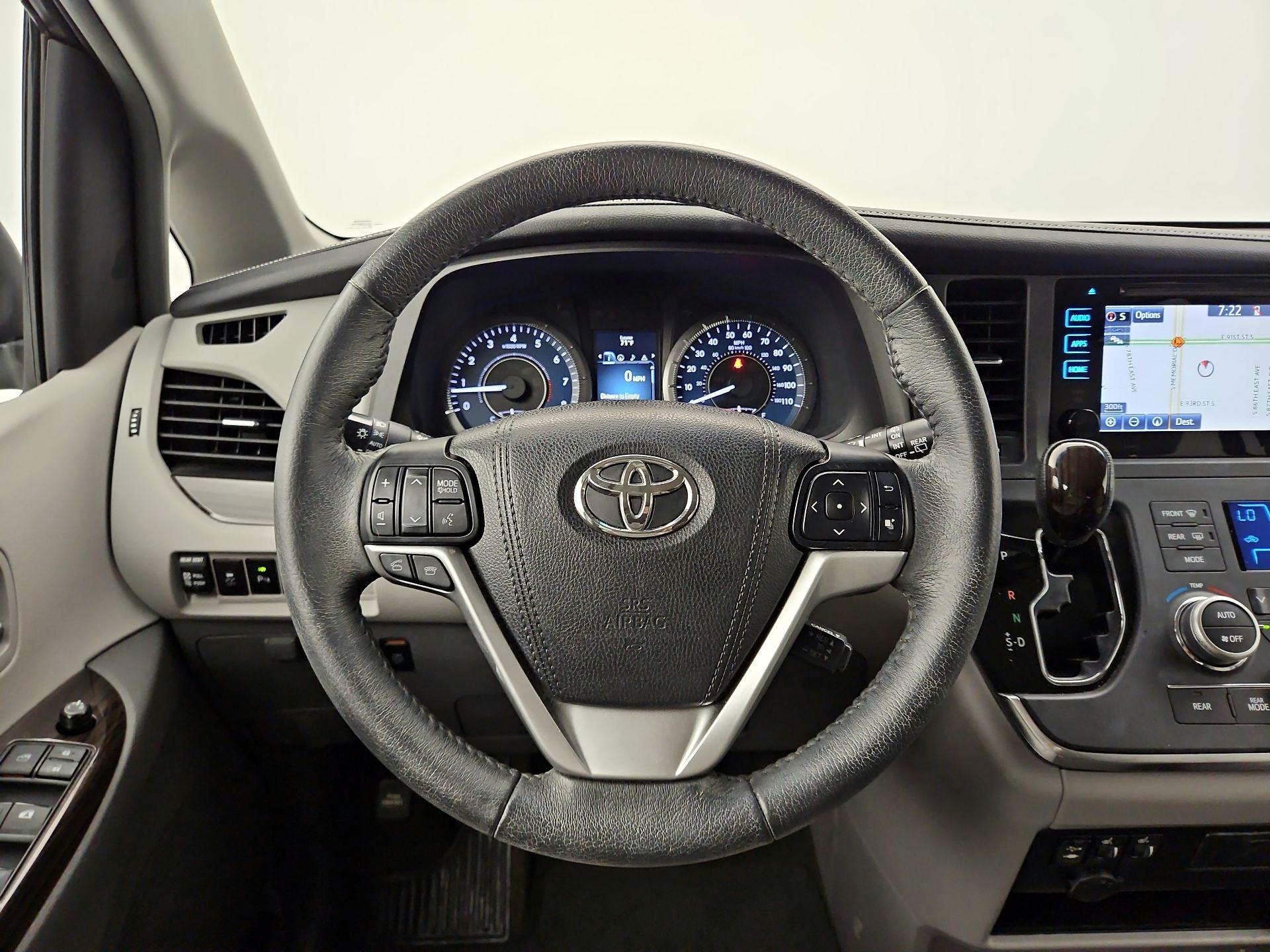 Thumbnail: 2017 Toyota Sienna - 10