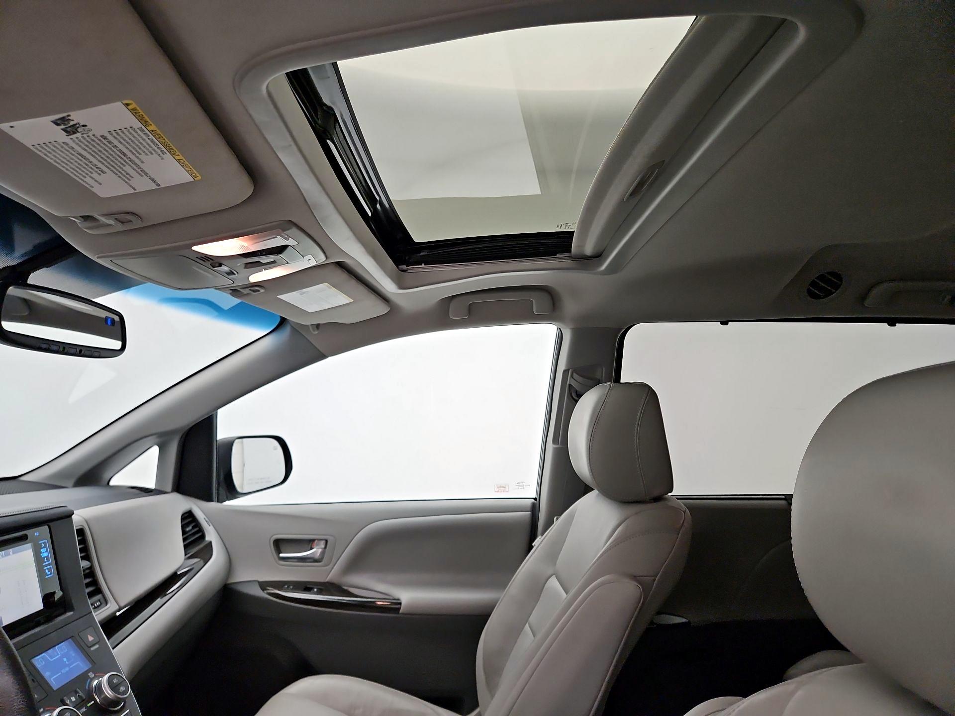 Thumbnail: 2017 Toyota Sienna - 20