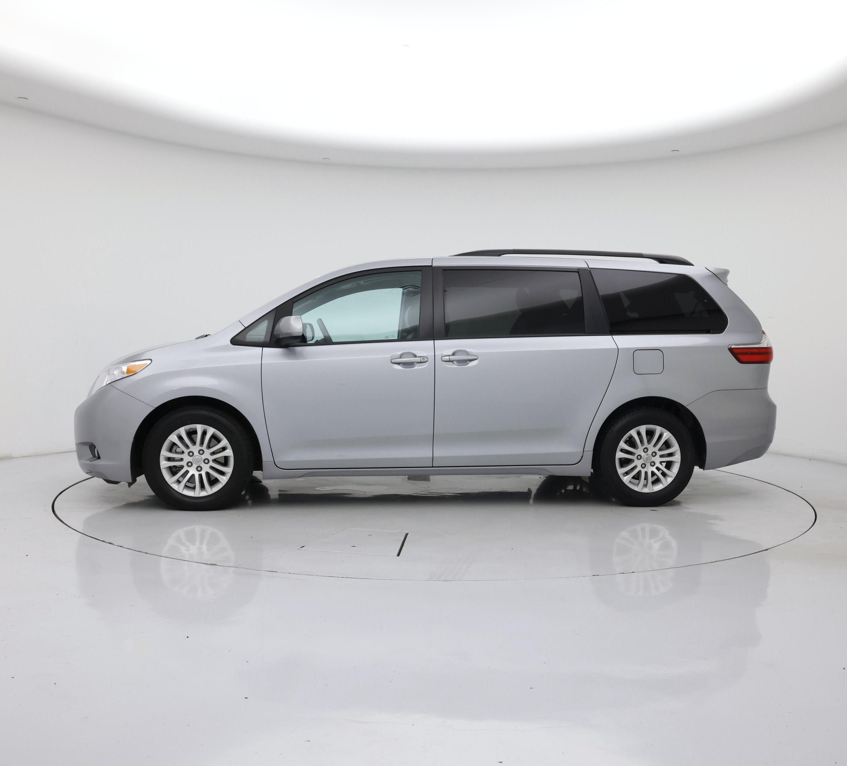 Thumbnail: 2017 Toyota Sienna - 3