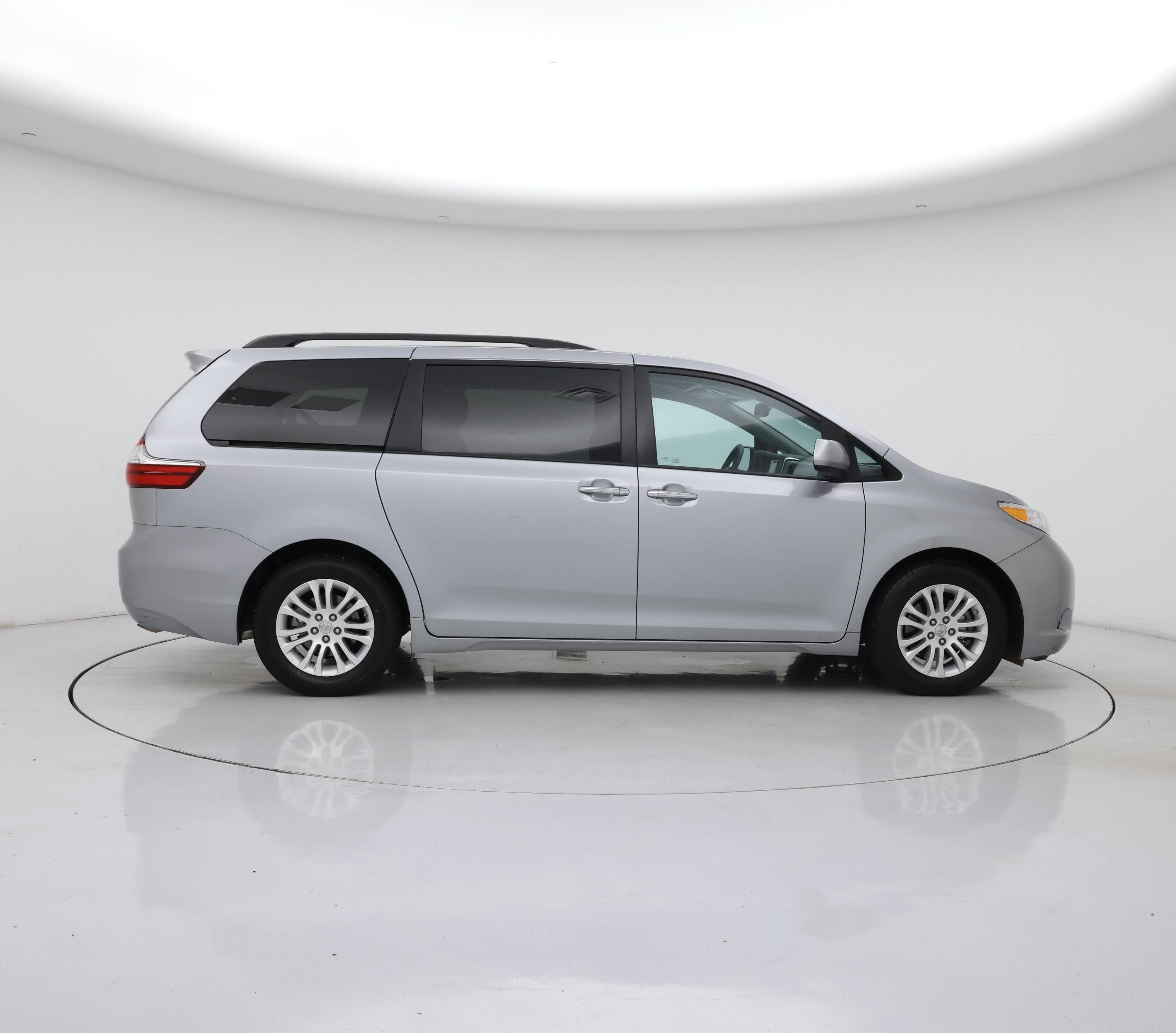 Thumbnail: 2017 Toyota Sienna - 7