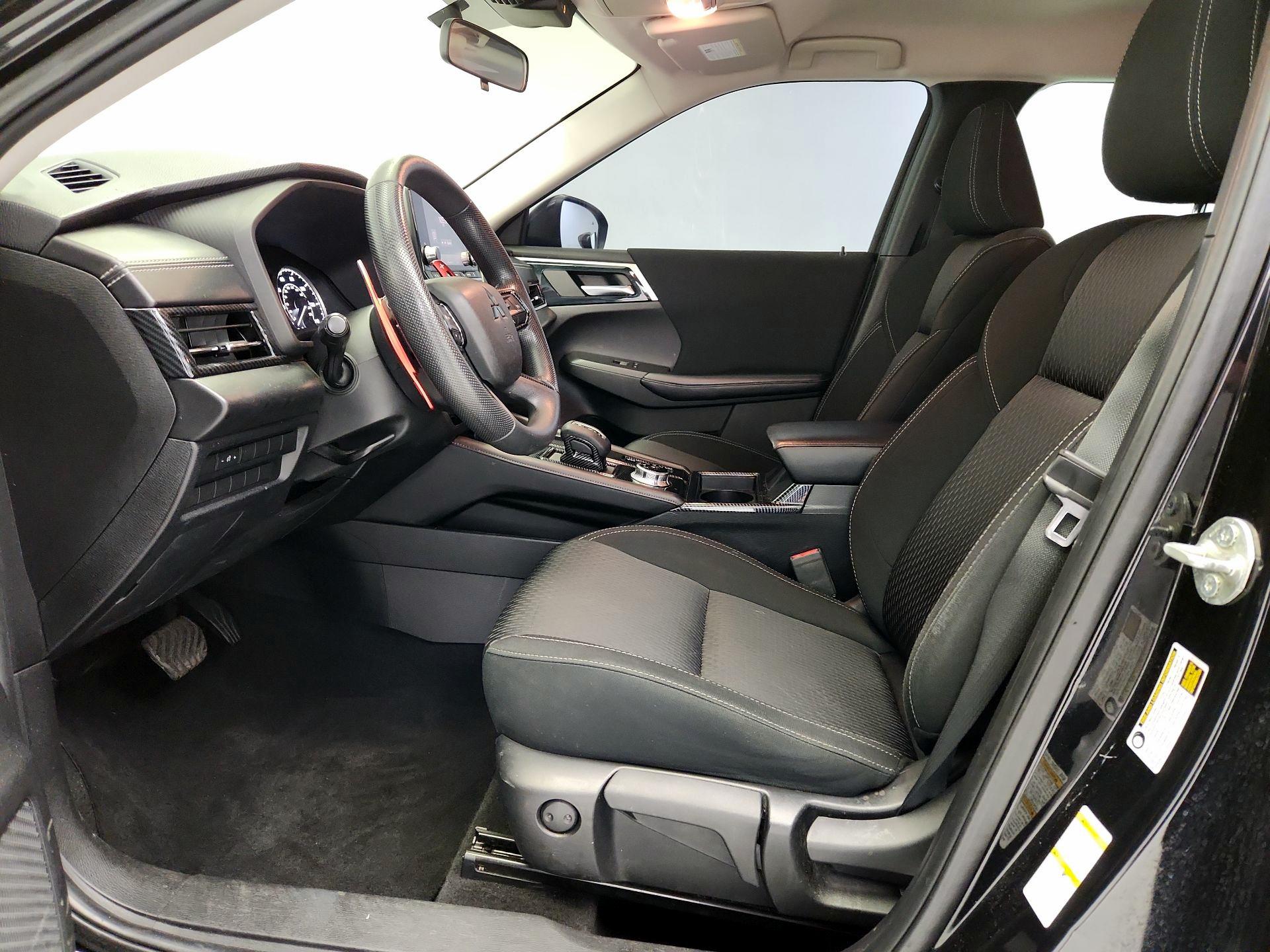 Thumbnail: 2022 Mitsubishi Outlander - 11