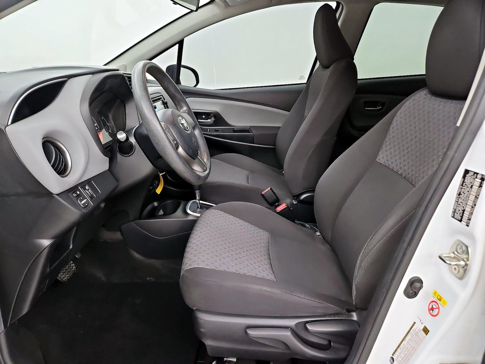 2015 Toyota Yaris LE - Photo 12