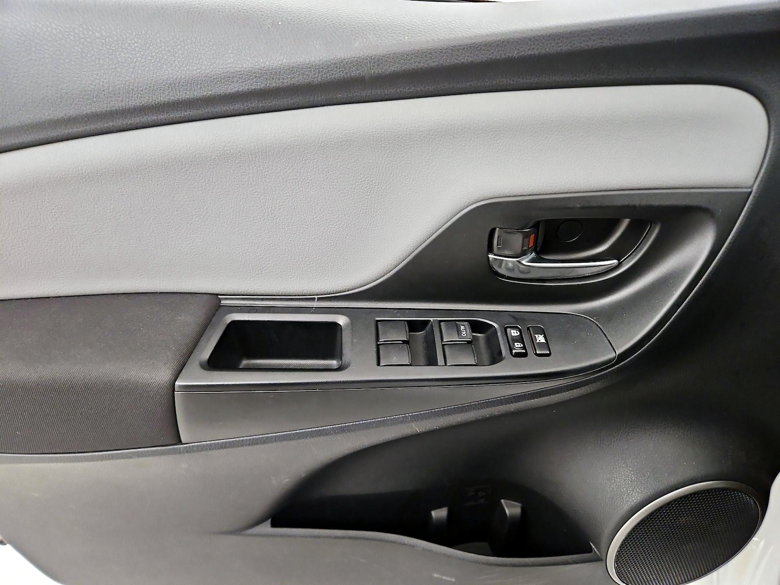 2015 Toyota Yaris LE - Photo 13
