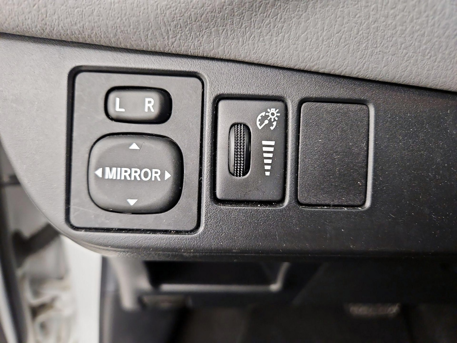 2015 Toyota Yaris LE - Photo 14