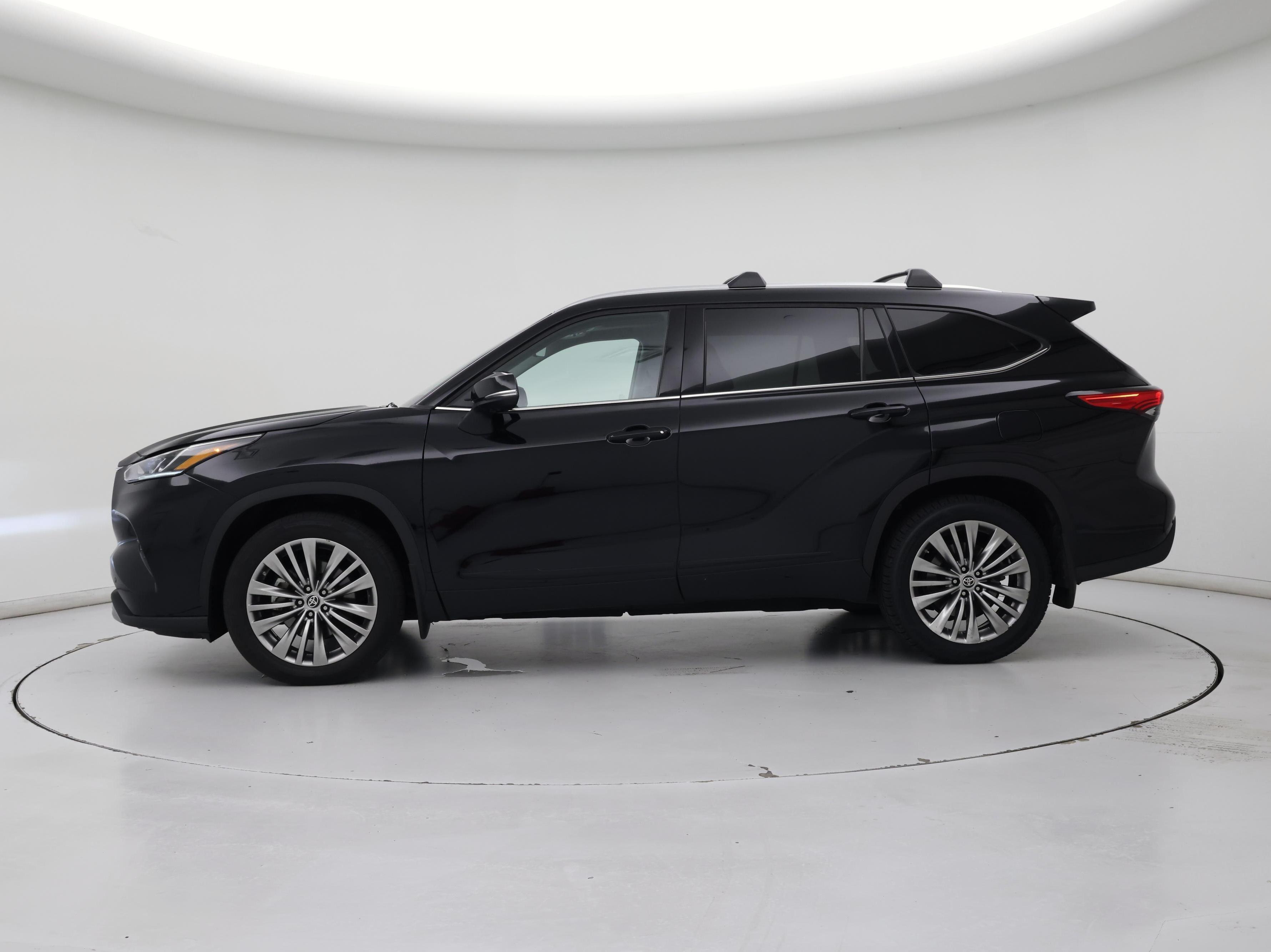 Thumbnail: 2021 Toyota Highlander - 3