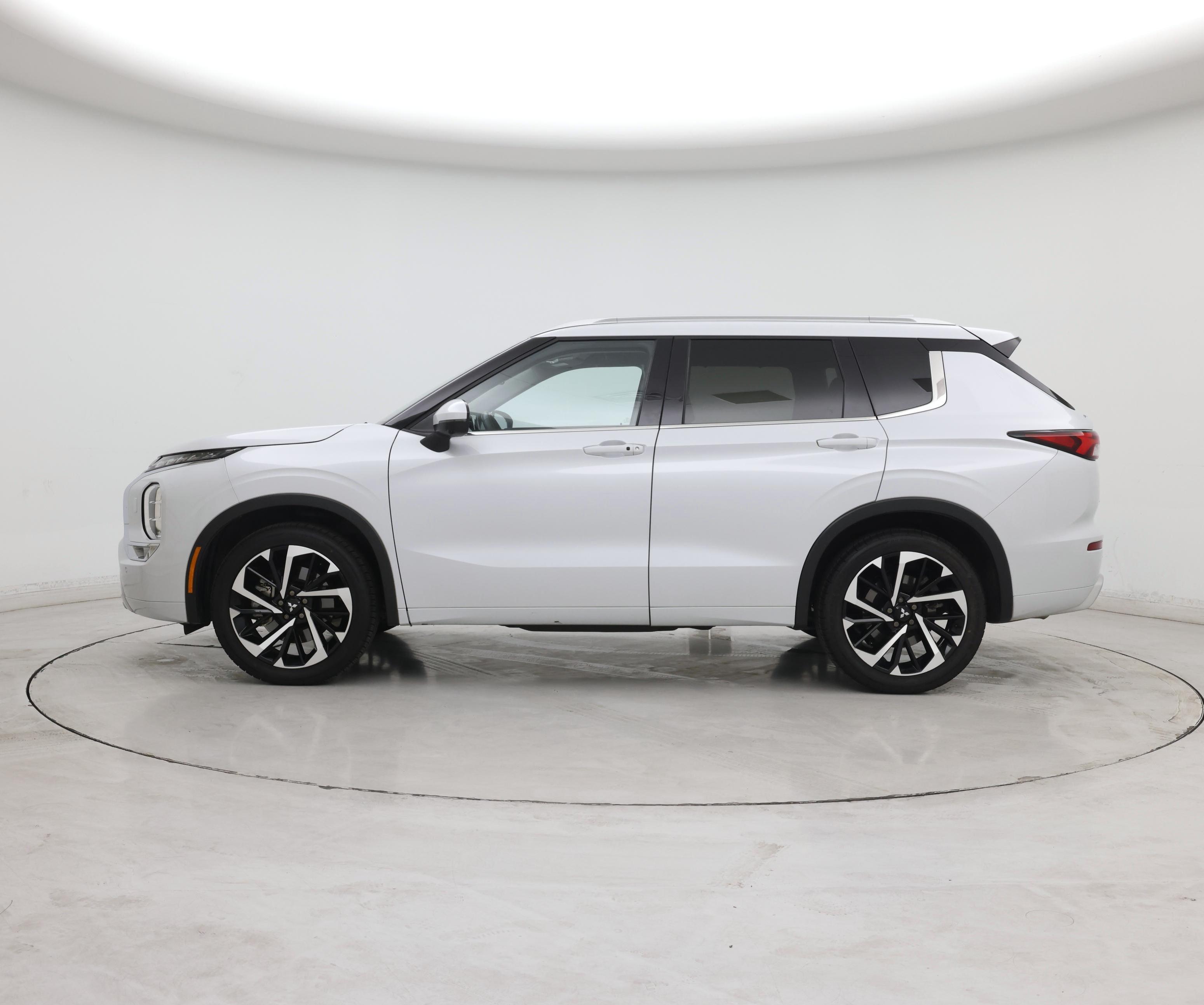 Thumbnail: 2024 Mitsubishi Outlander - 3