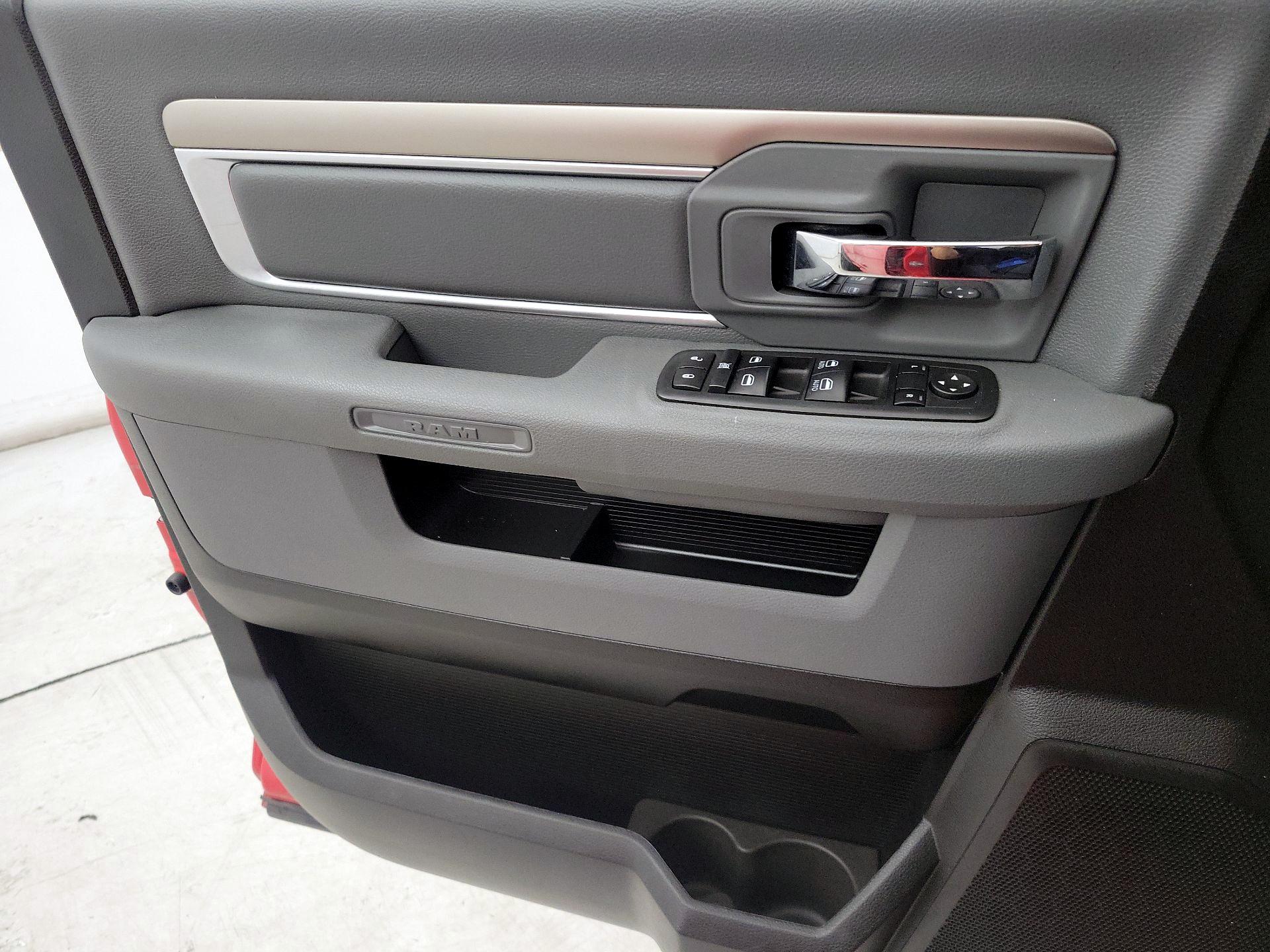 Thumbnail: 2020 RAM 1500 Classic - 12
