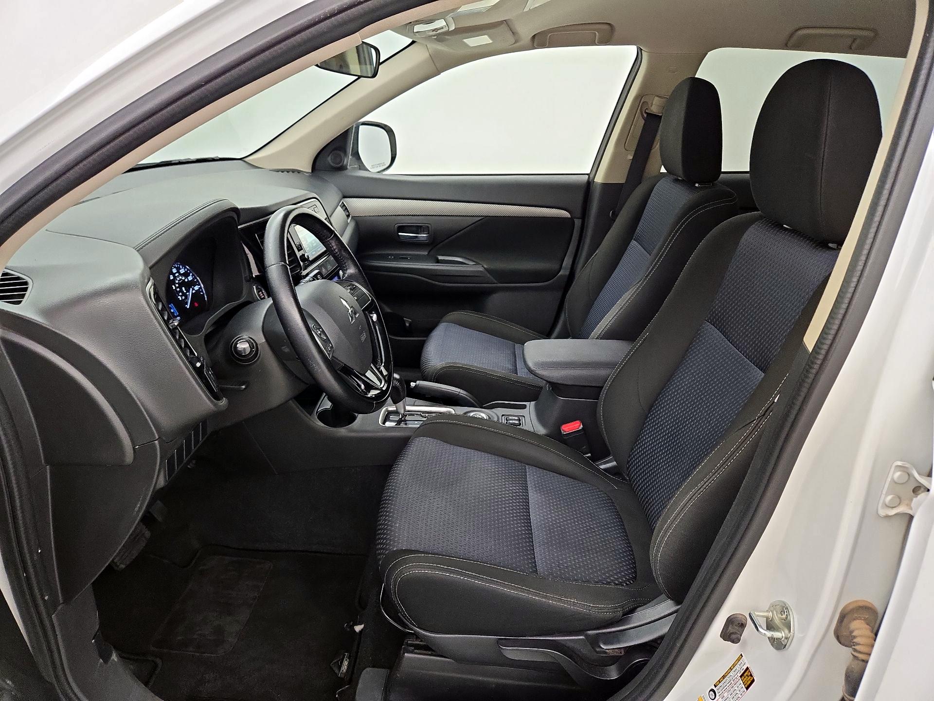 Thumbnail: 2016 Mitsubishi Outlander - 11