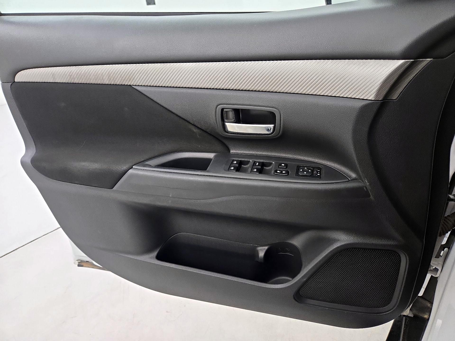 Thumbnail: 2016 Mitsubishi Outlander - 12