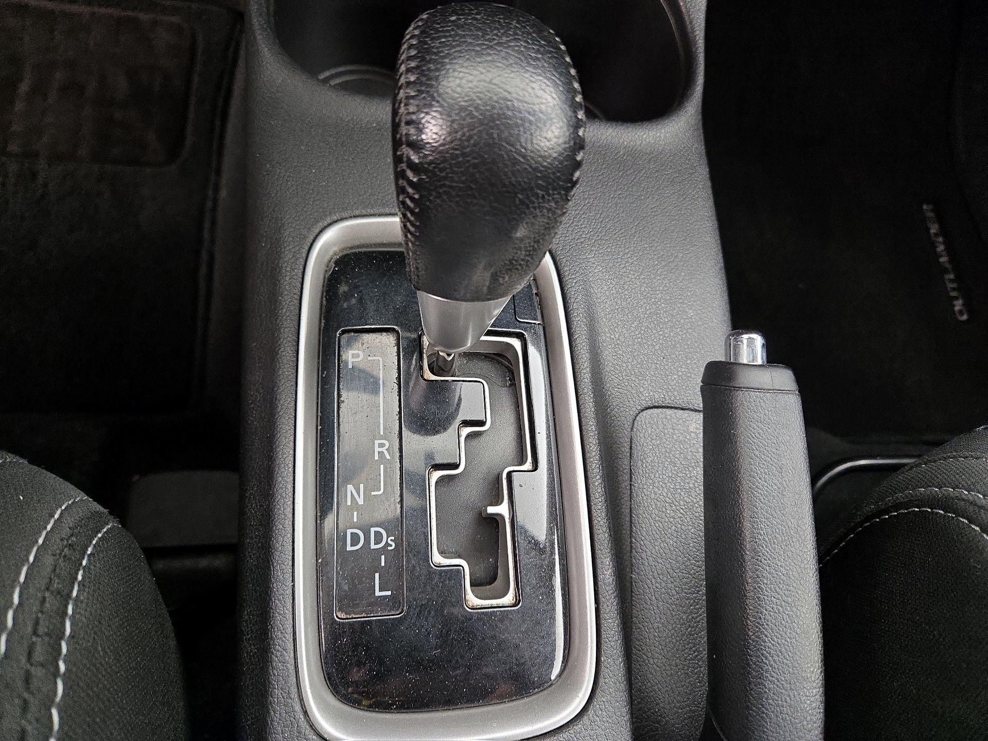 Thumbnail: 2016 Mitsubishi Outlander - 17