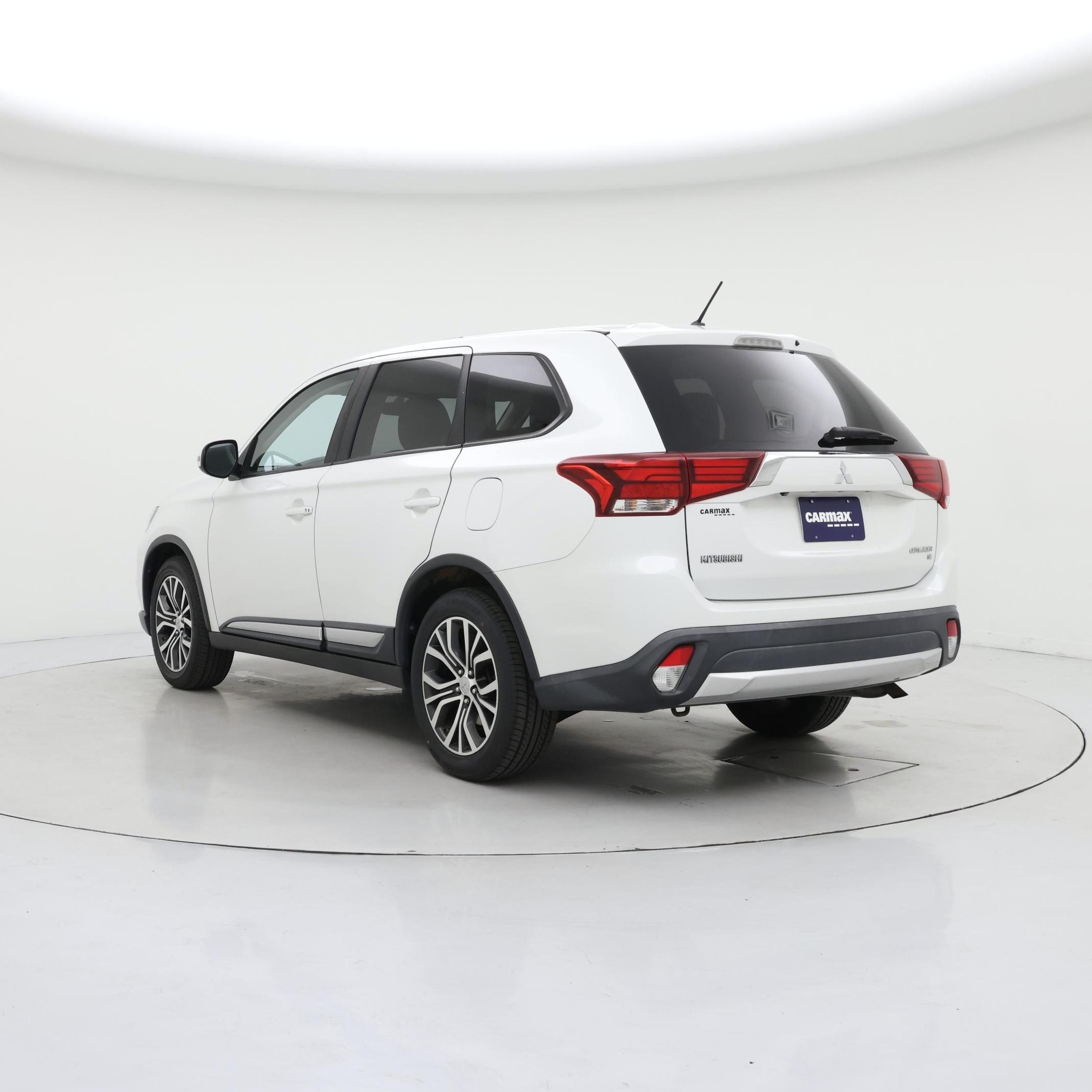 Thumbnail: 2016 Mitsubishi Outlander - 2