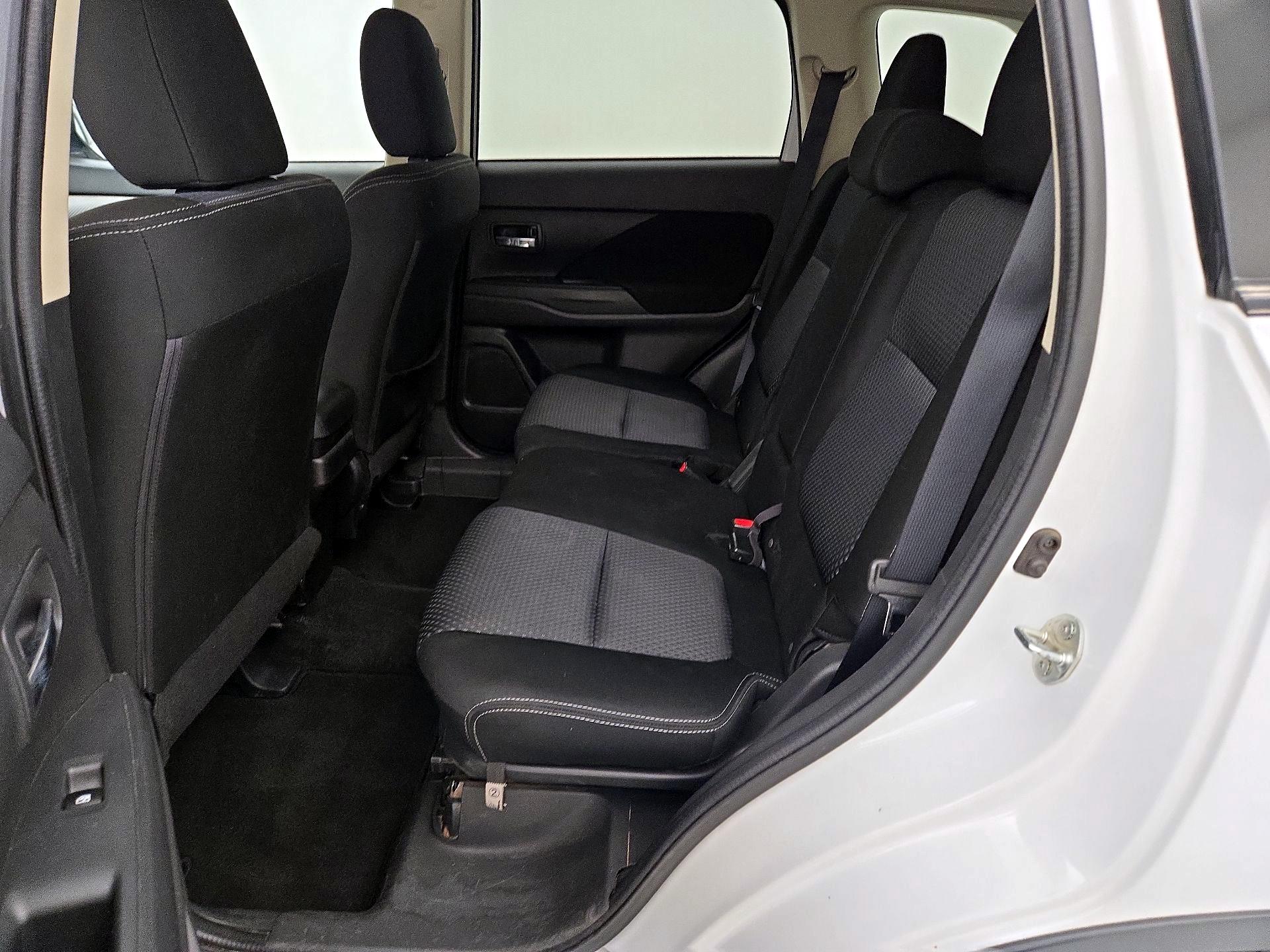 Thumbnail: 2016 Mitsubishi Outlander - 19