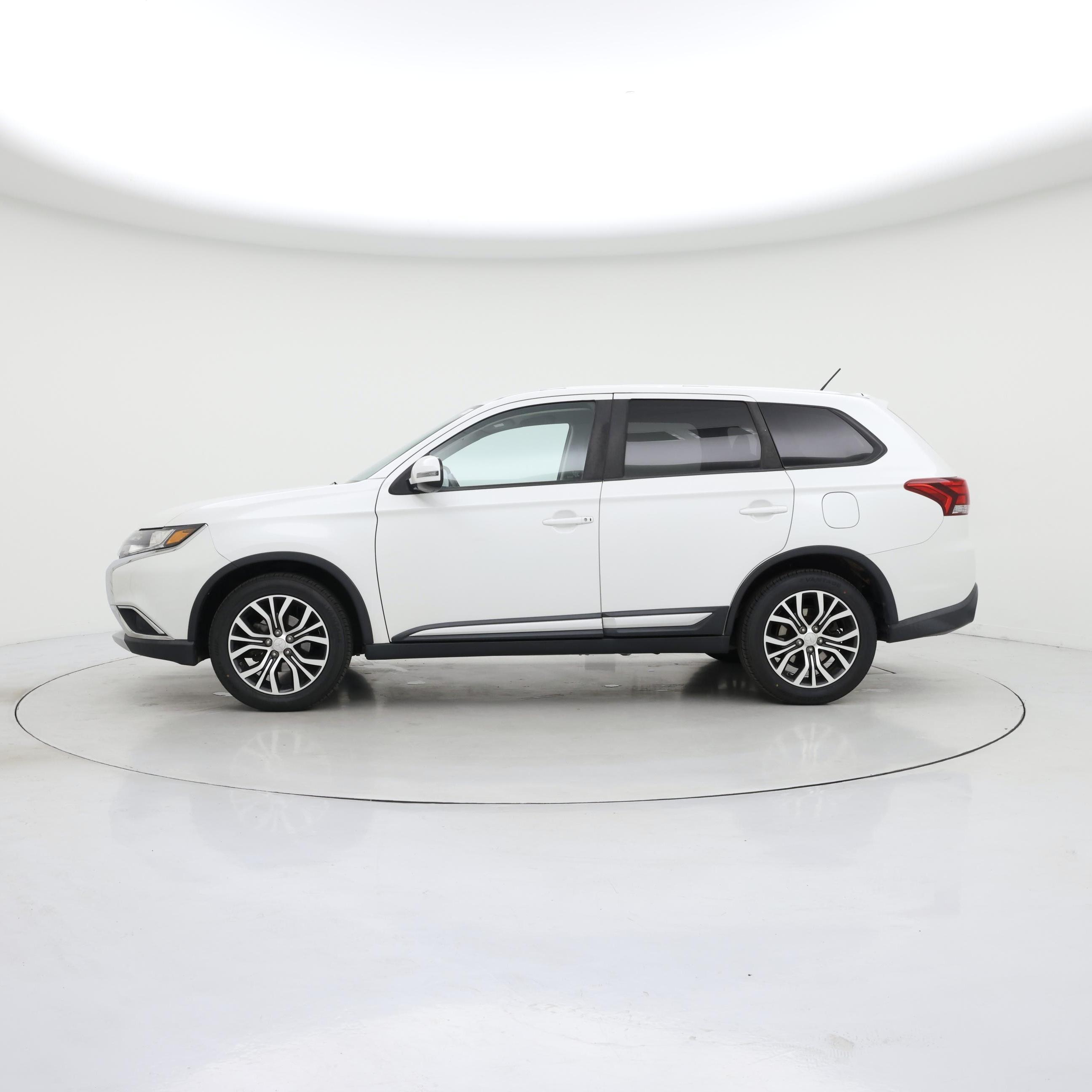 Thumbnail: 2016 Mitsubishi Outlander - 3