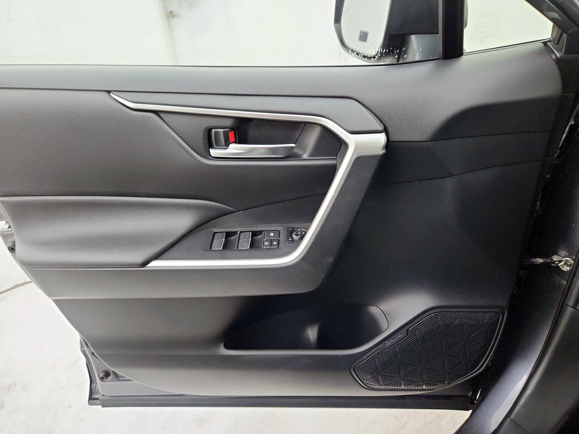 Thumbnail: 2022 Toyota RAV4 - 12
