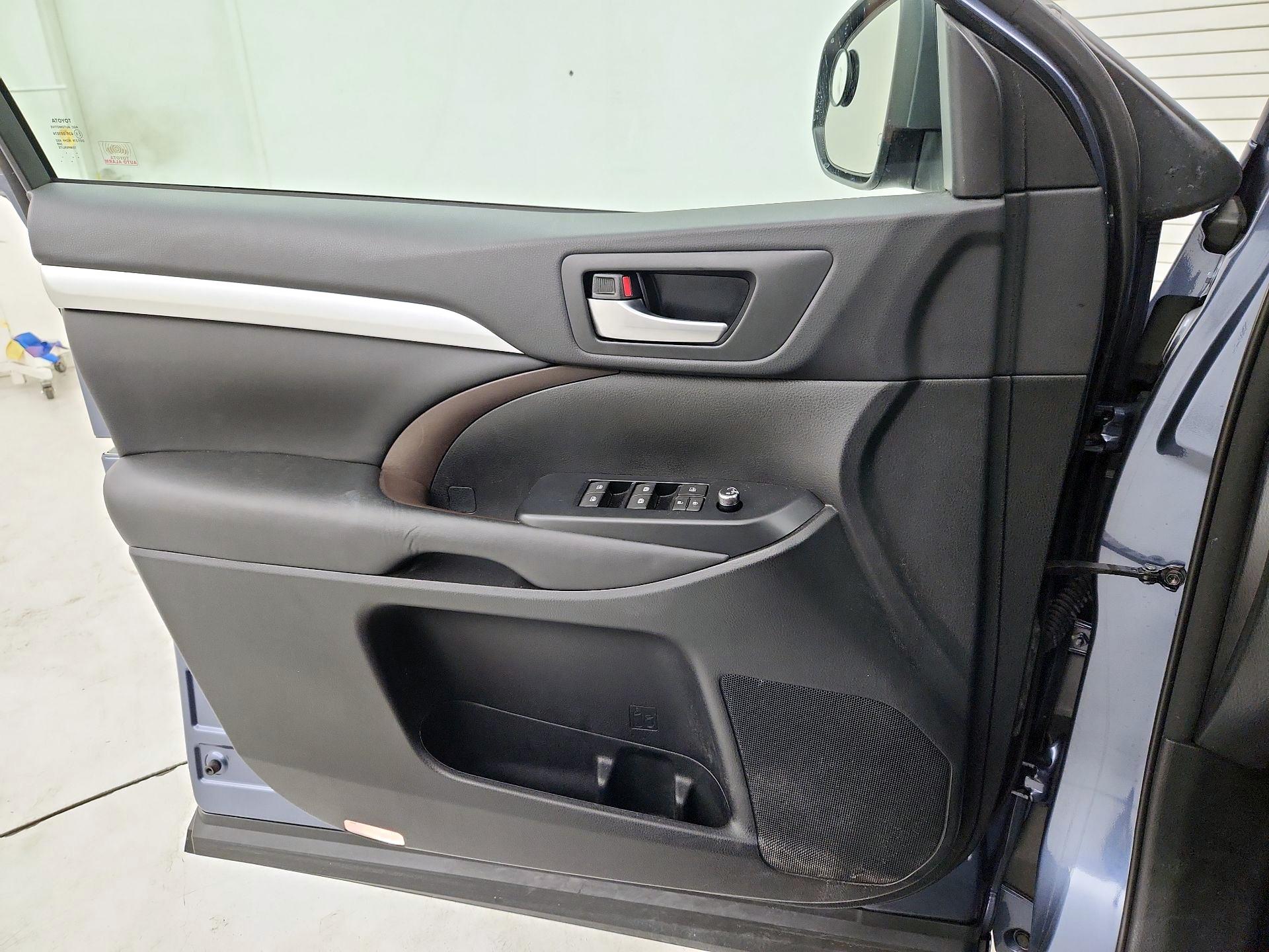 Thumbnail: 2016 Toyota Highlander - 12