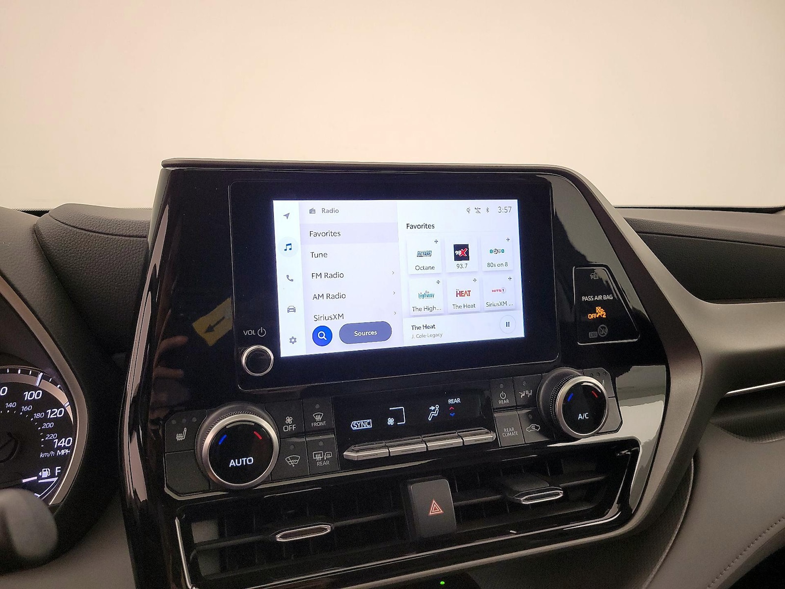 2024 Toyota Highlander XLE - Photo 17