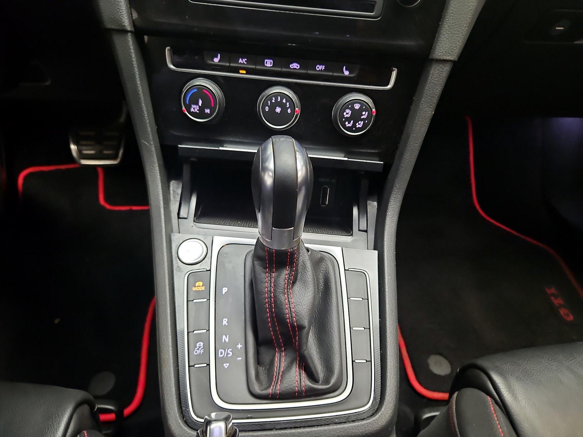 Thumbnail: 2015 Volkswagen Golf - 16