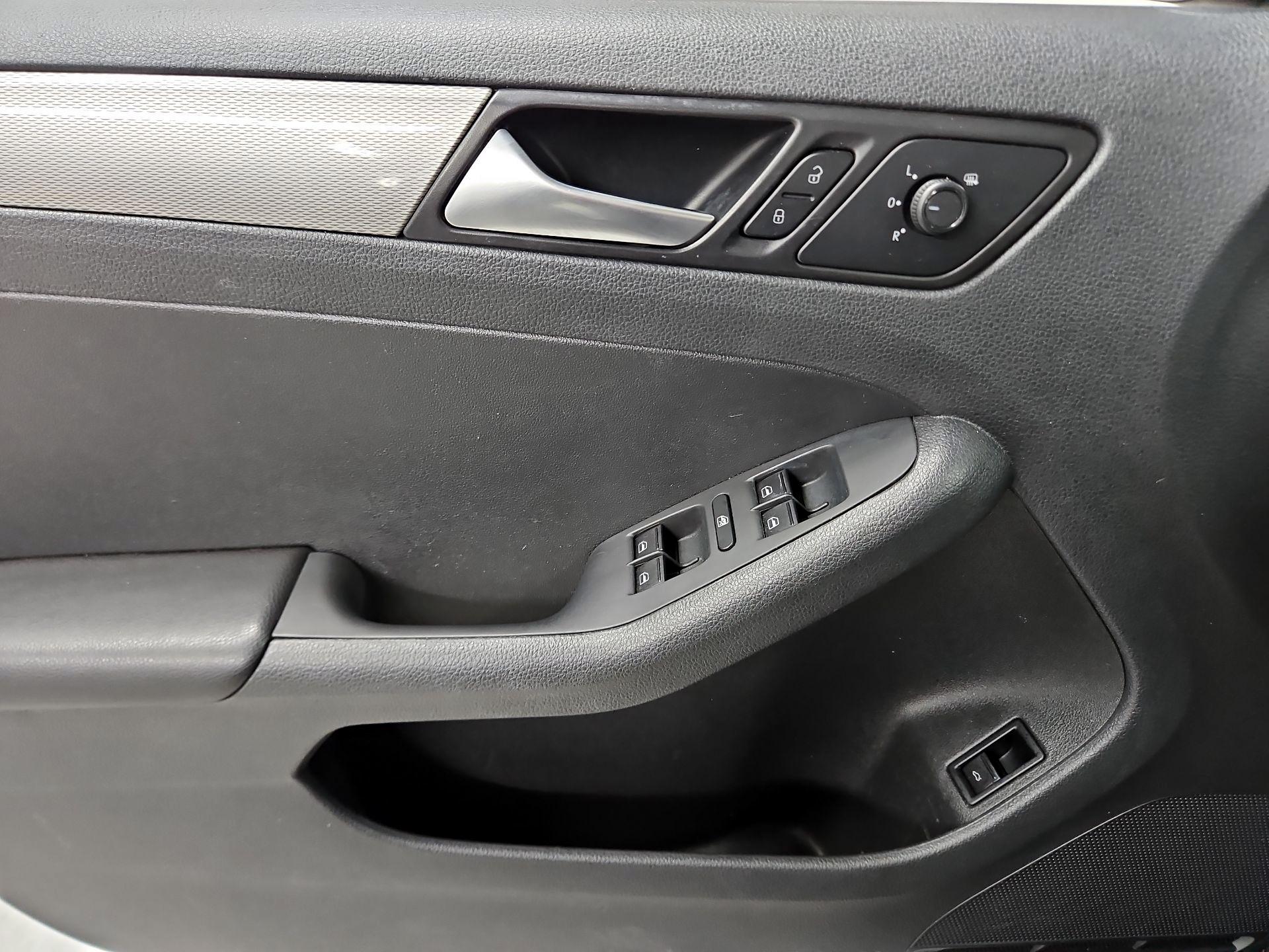 Thumbnail: 2017 Volkswagen Jetta - 12
