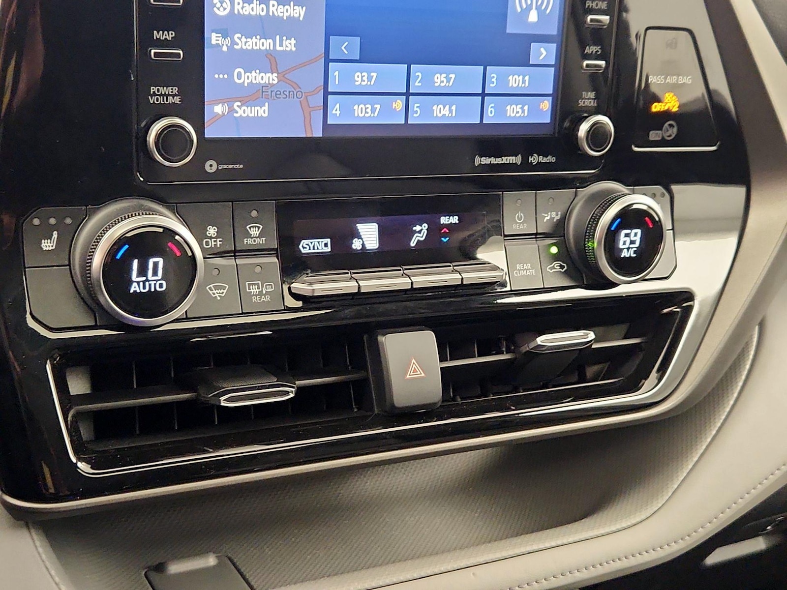 2021 Toyota Highlander XLE - Photo 18