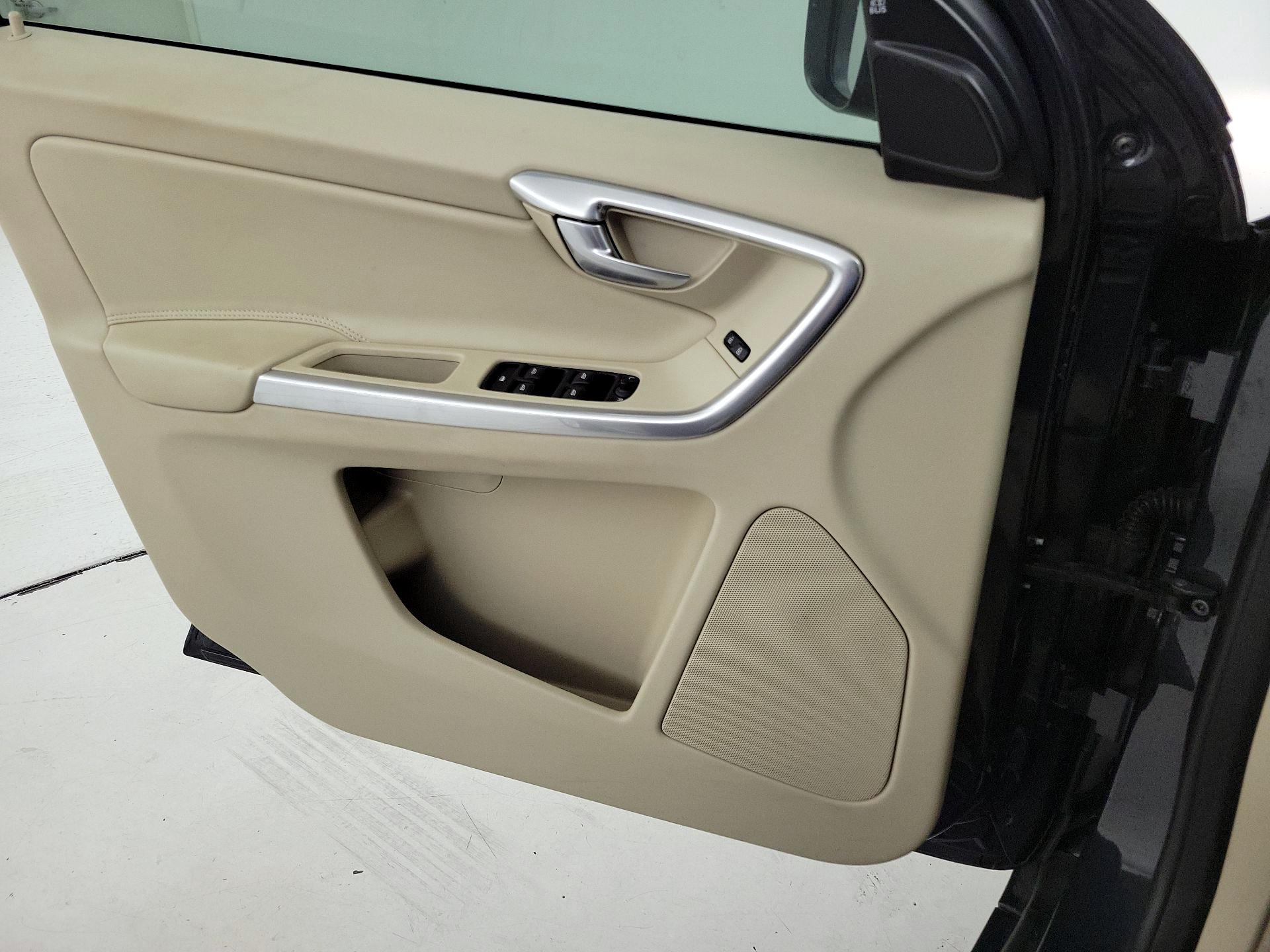 Thumbnail: 2016 Volvo XC60 - 12