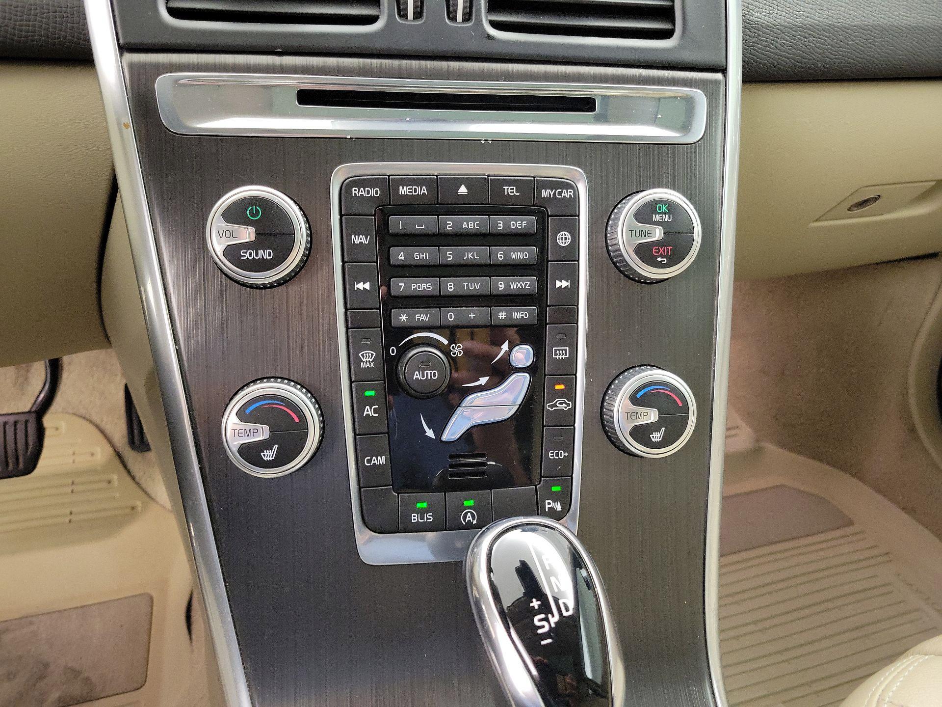 Thumbnail: 2016 Volvo XC60 - 17