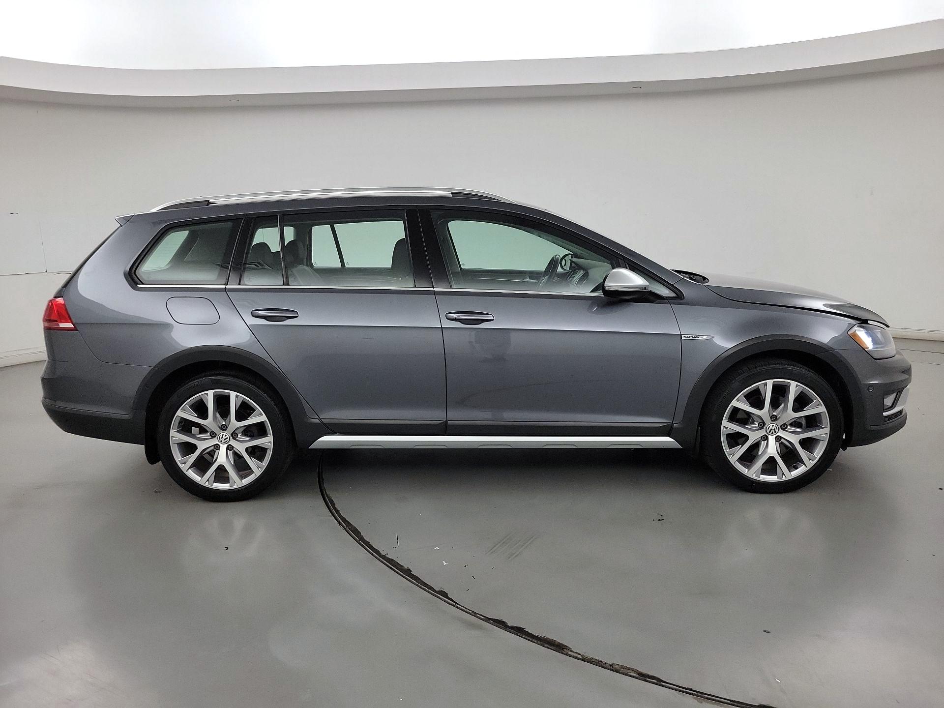Thumbnail: 2017 Volkswagen Golf - 4