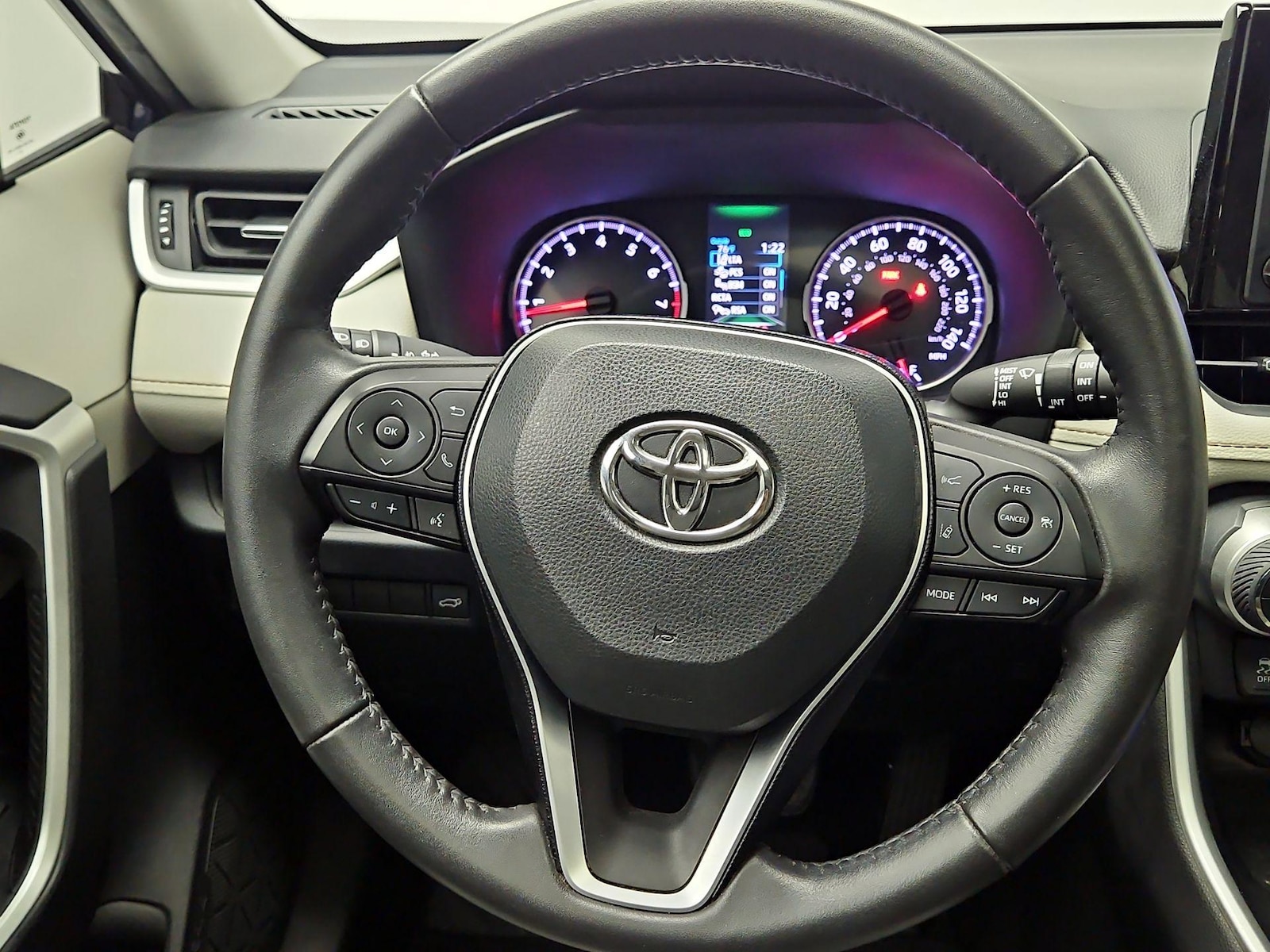 2020 Toyota RAV4 XLE Premium - Photo 11
