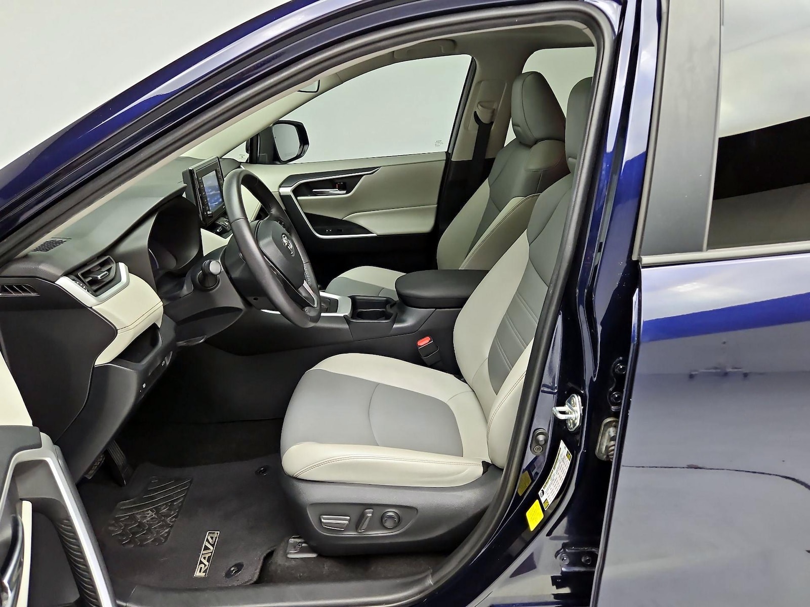 2020 Toyota RAV4 XLE Premium - Photo 12