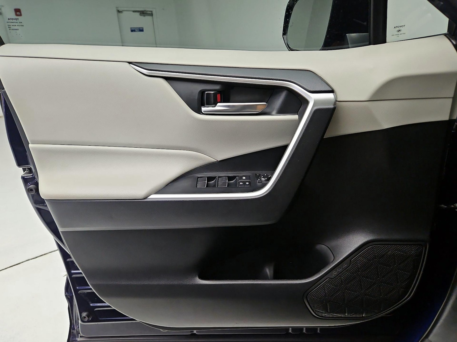 2020 Toyota RAV4 XLE Premium - Photo 13
